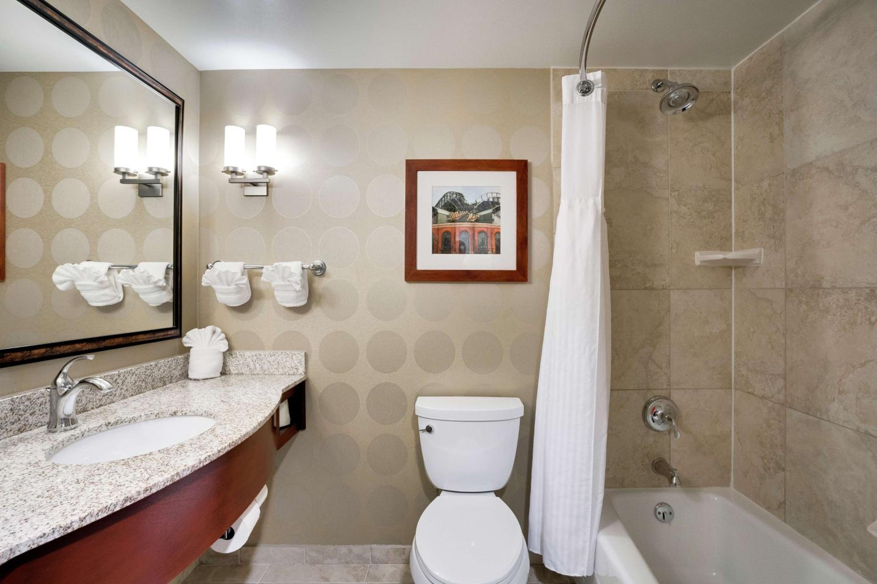 Queen Room with Two Queen Beds - Photo 2