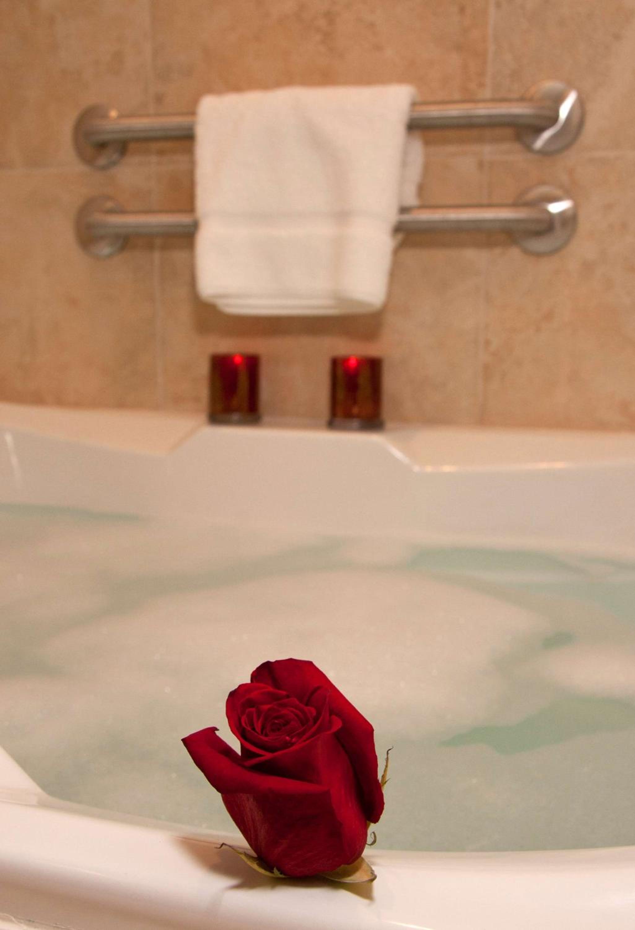 King Suite with Spa Bath - Photo 4