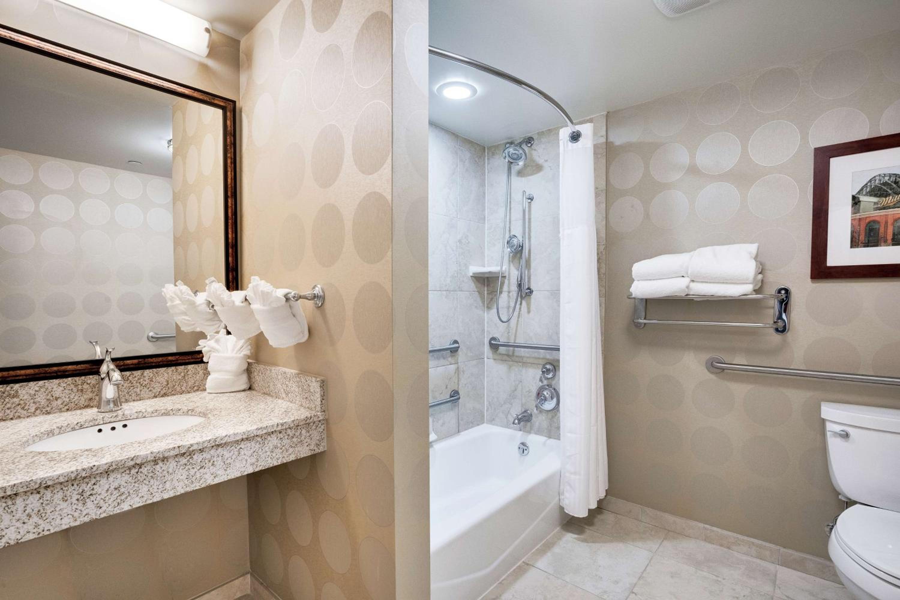 King Room with Bath Tub - Mobility Access - Photo 3