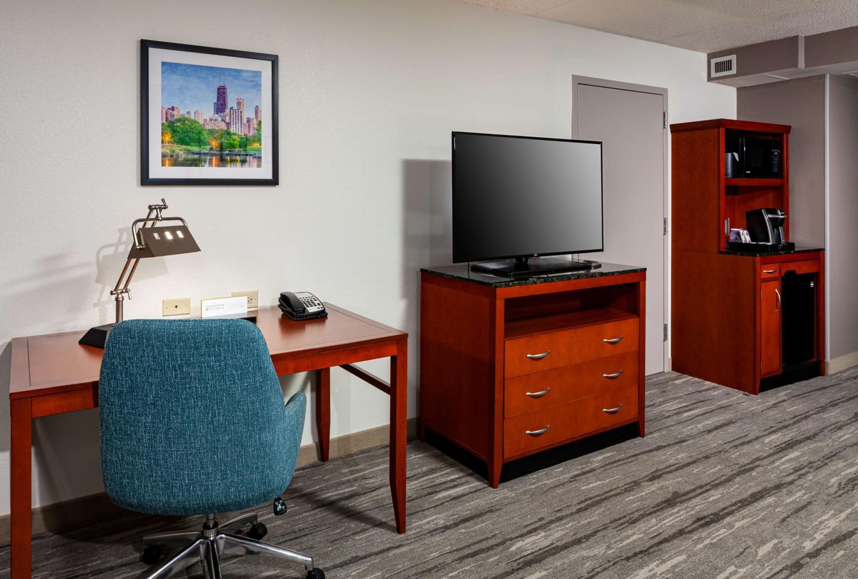 King Room with Tub - Mobility and Hearing Access - Photo 2