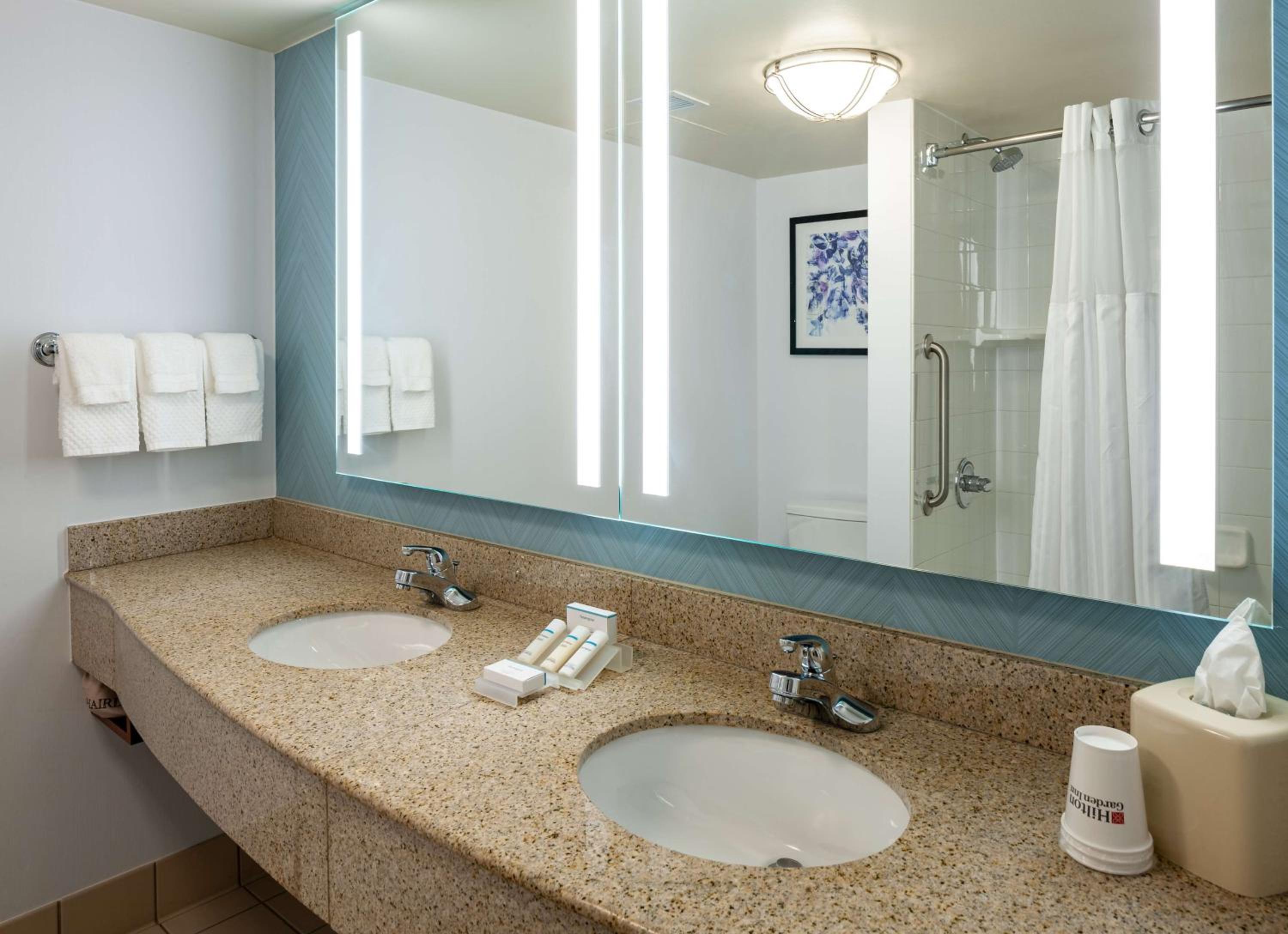 King Room with Tub - Mobility and Hearing Access - Photo 3