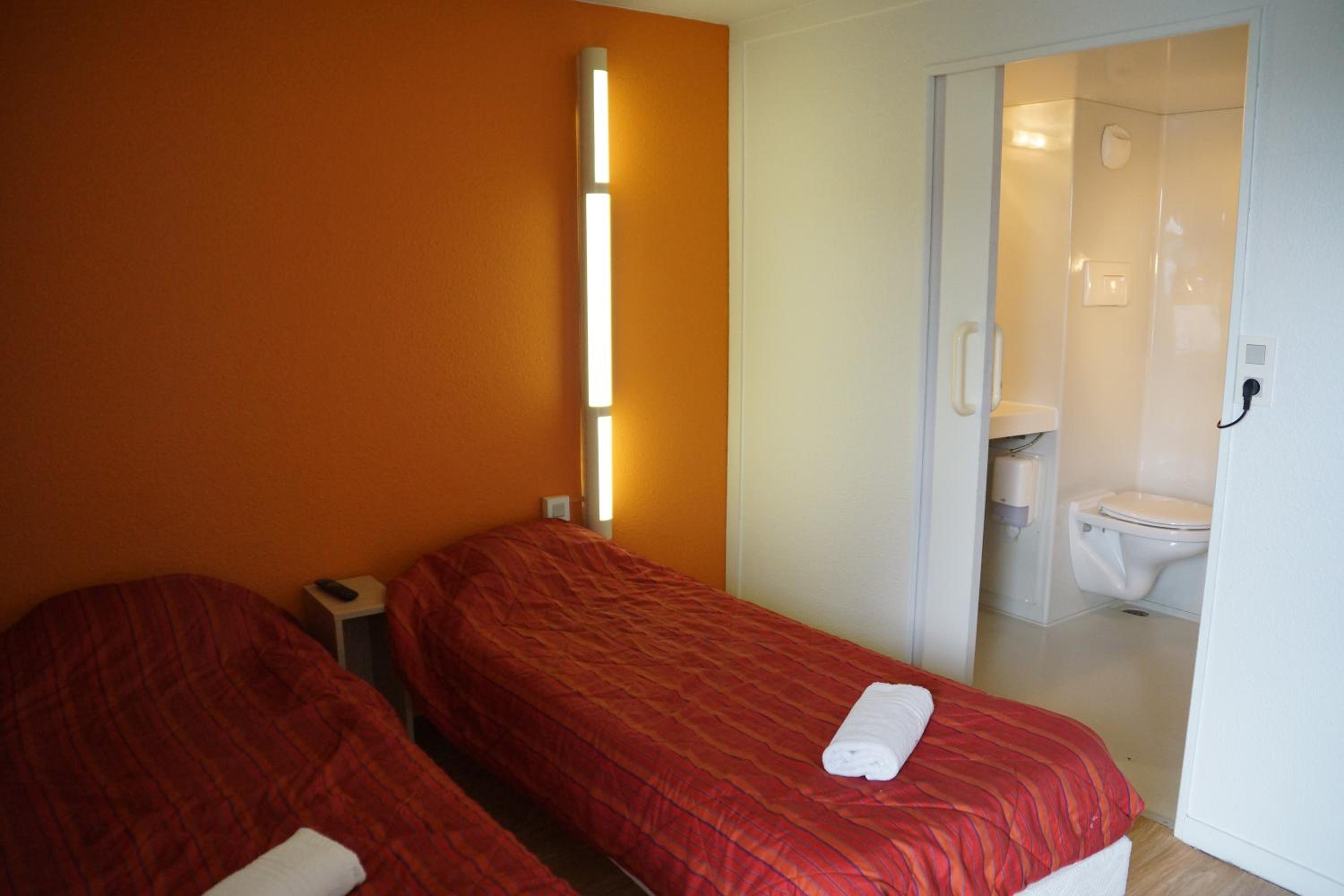 Triple Room with 3 Single Beds - Photo 7