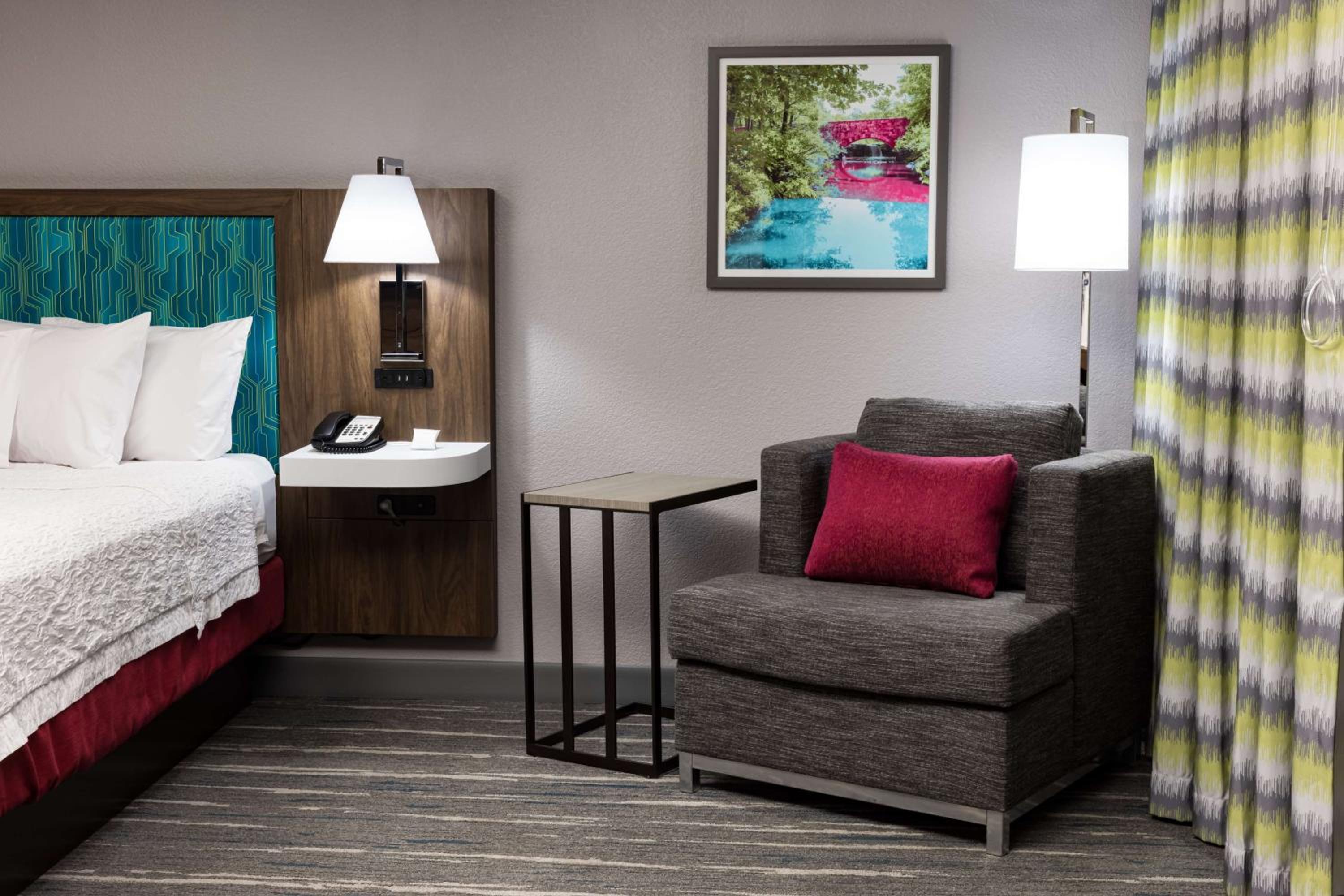 King Room with King Bed - Non-Smoking - Photo 2