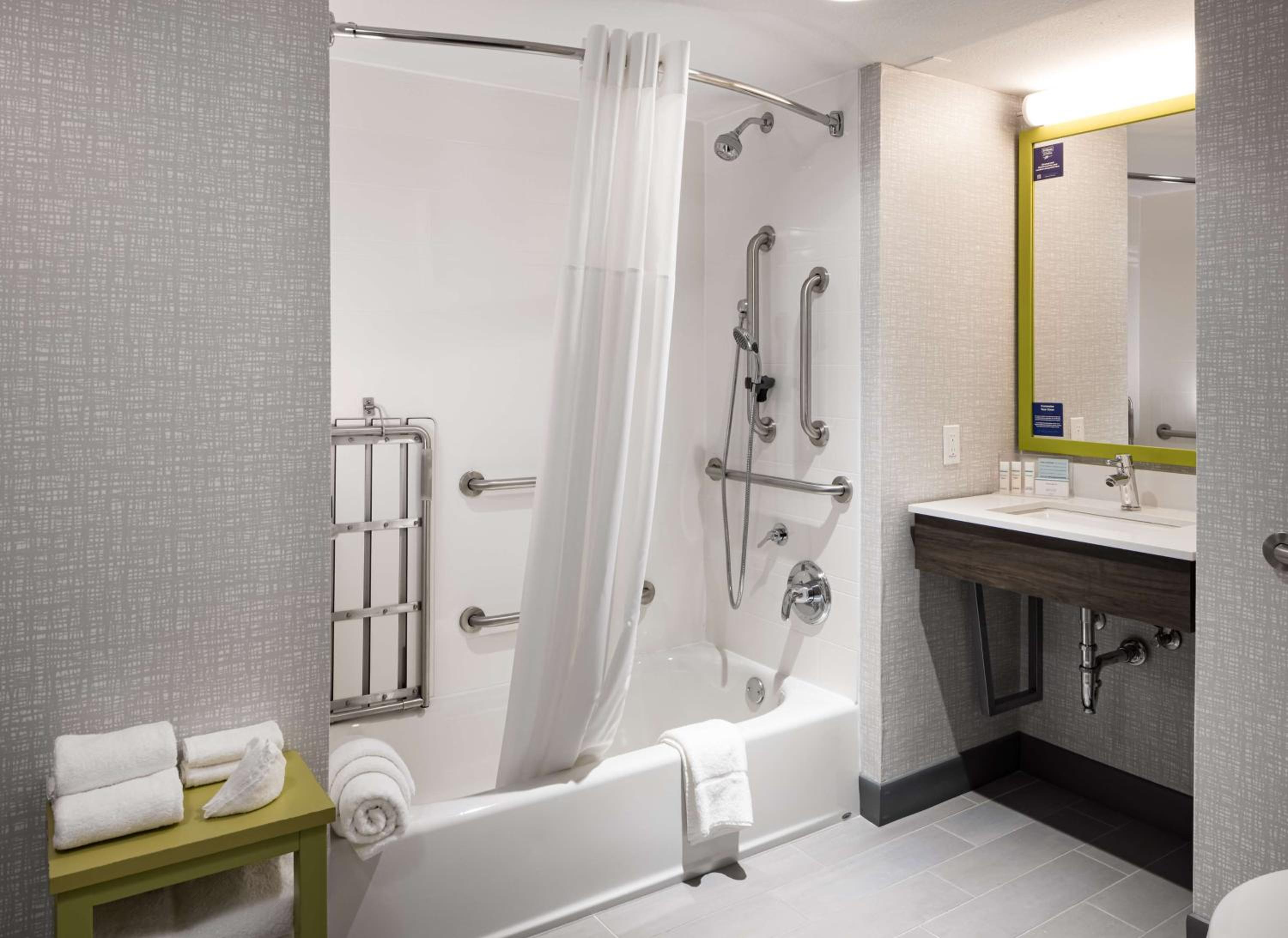 Queen Room with Two Queen Beds - Mobility Access/Non-Smoking - Photo 4