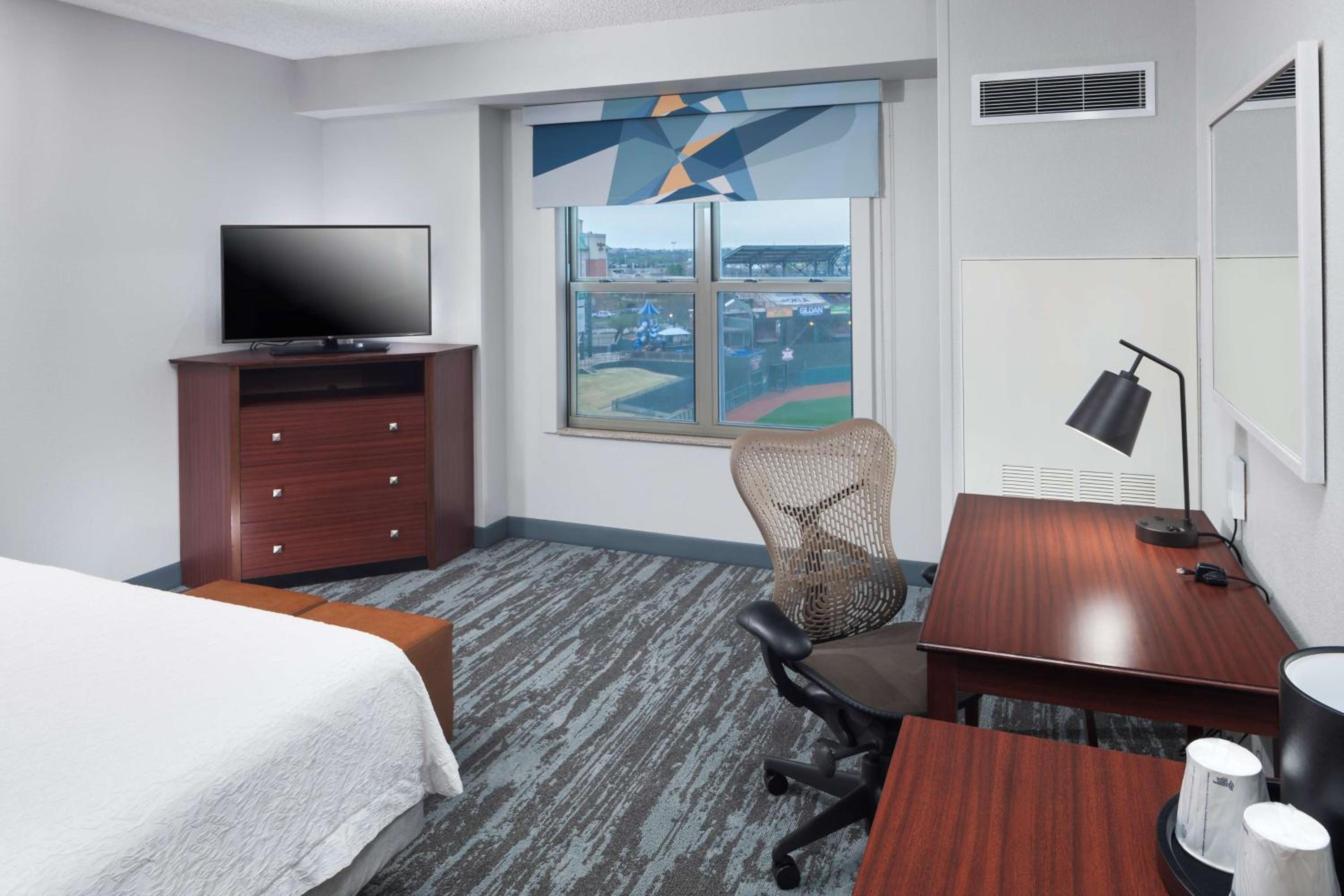 Deluxe King Room - Non-Smoking - Photo 1
