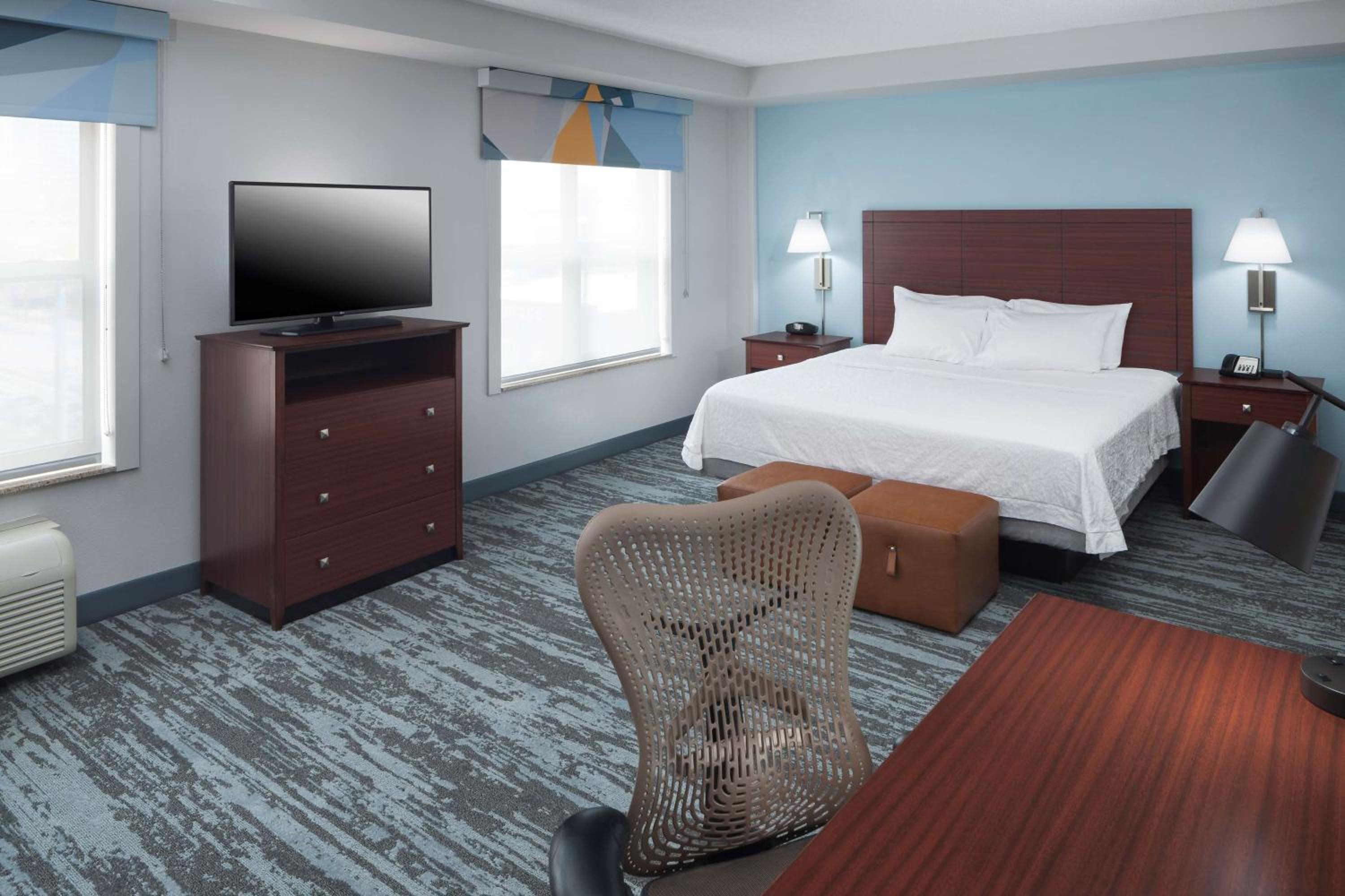King Studio Suite with Whirlpool - Non-Smoking - Photo 4