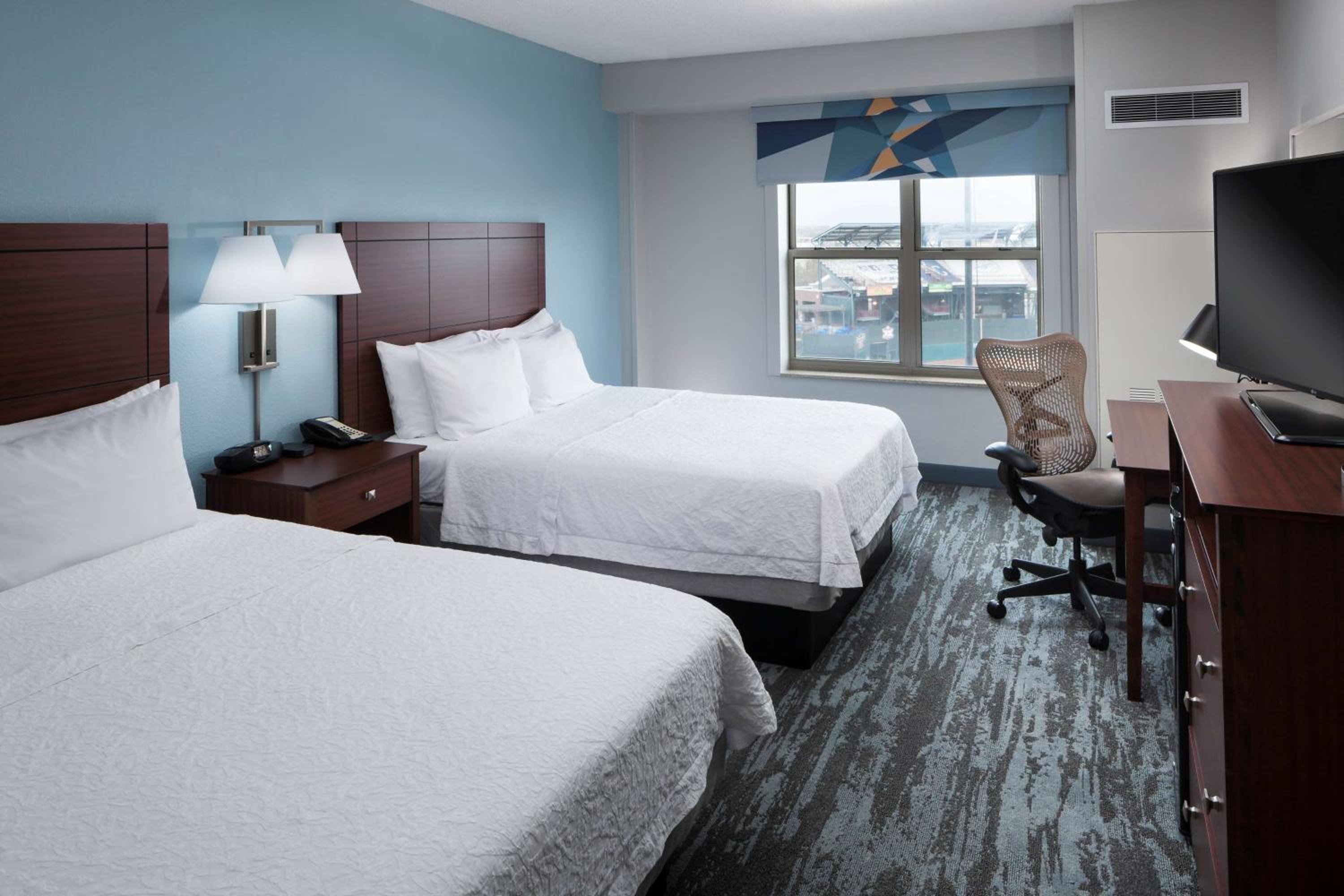 Deluxe Queen Room with Two Queen Beds - Non-Smoking - Photo 3
