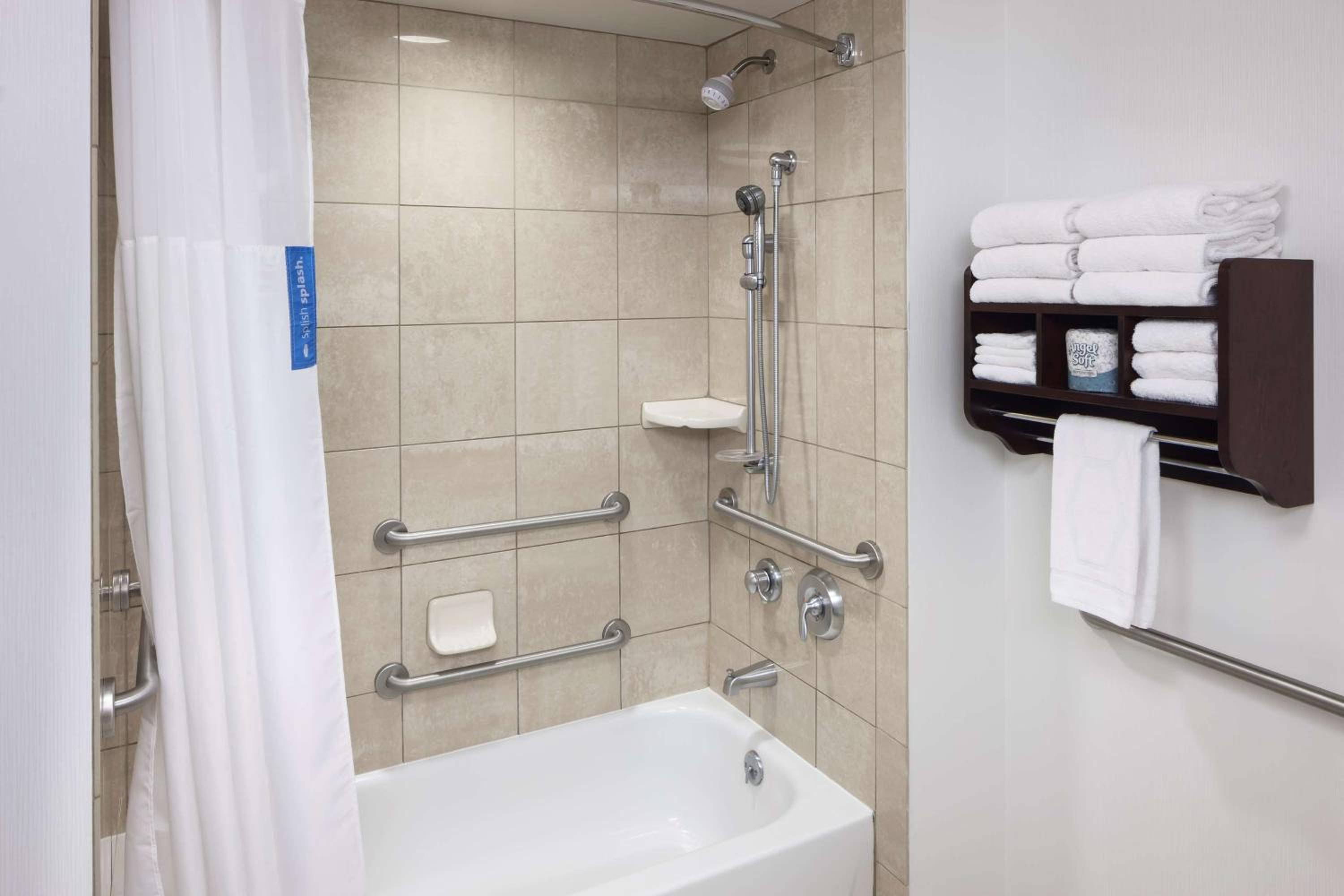 King Room with Accessible Tub - Mobility and Hearing Access/Non-Smoking - Photo 2