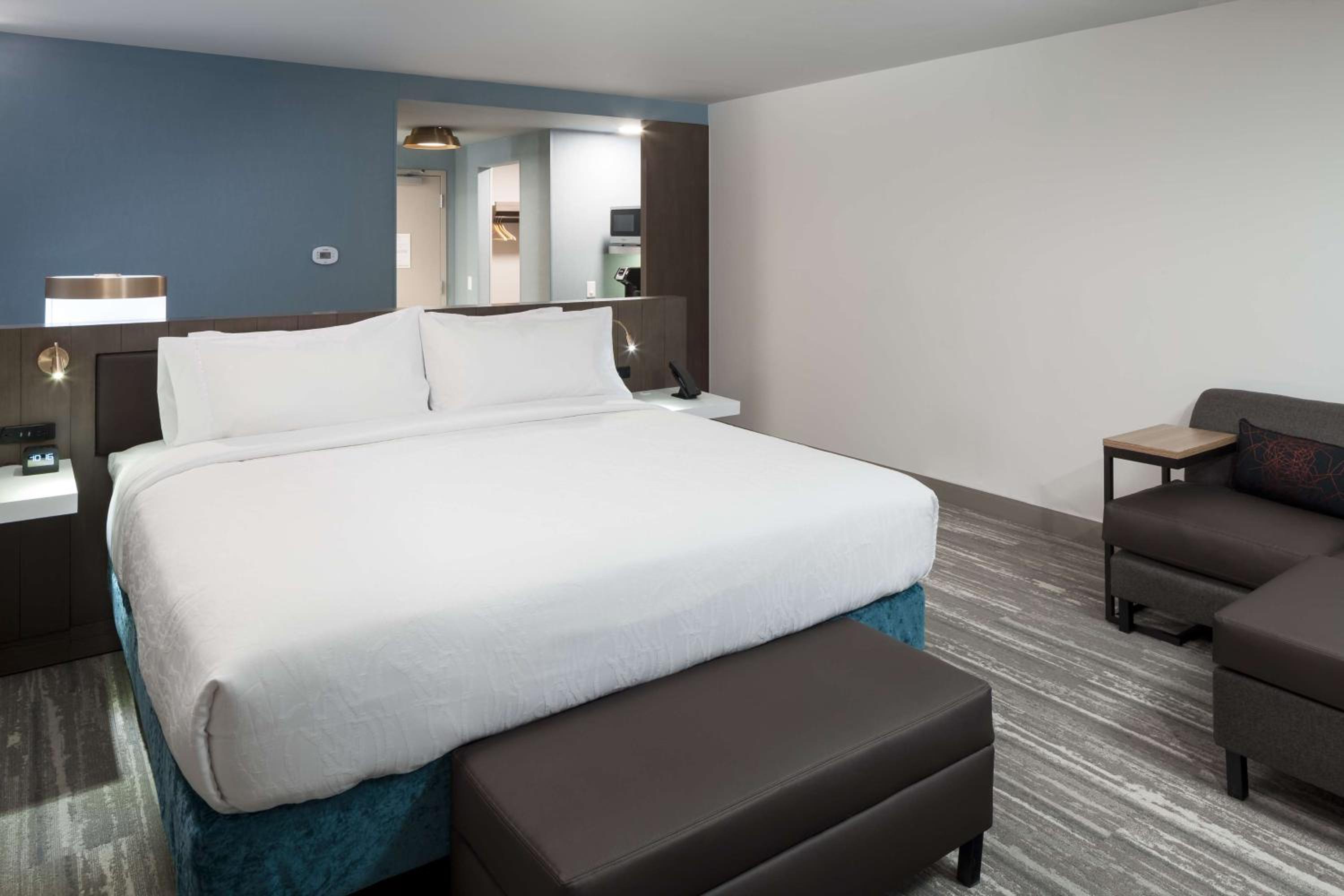 Deluxe King Room - Photo 4