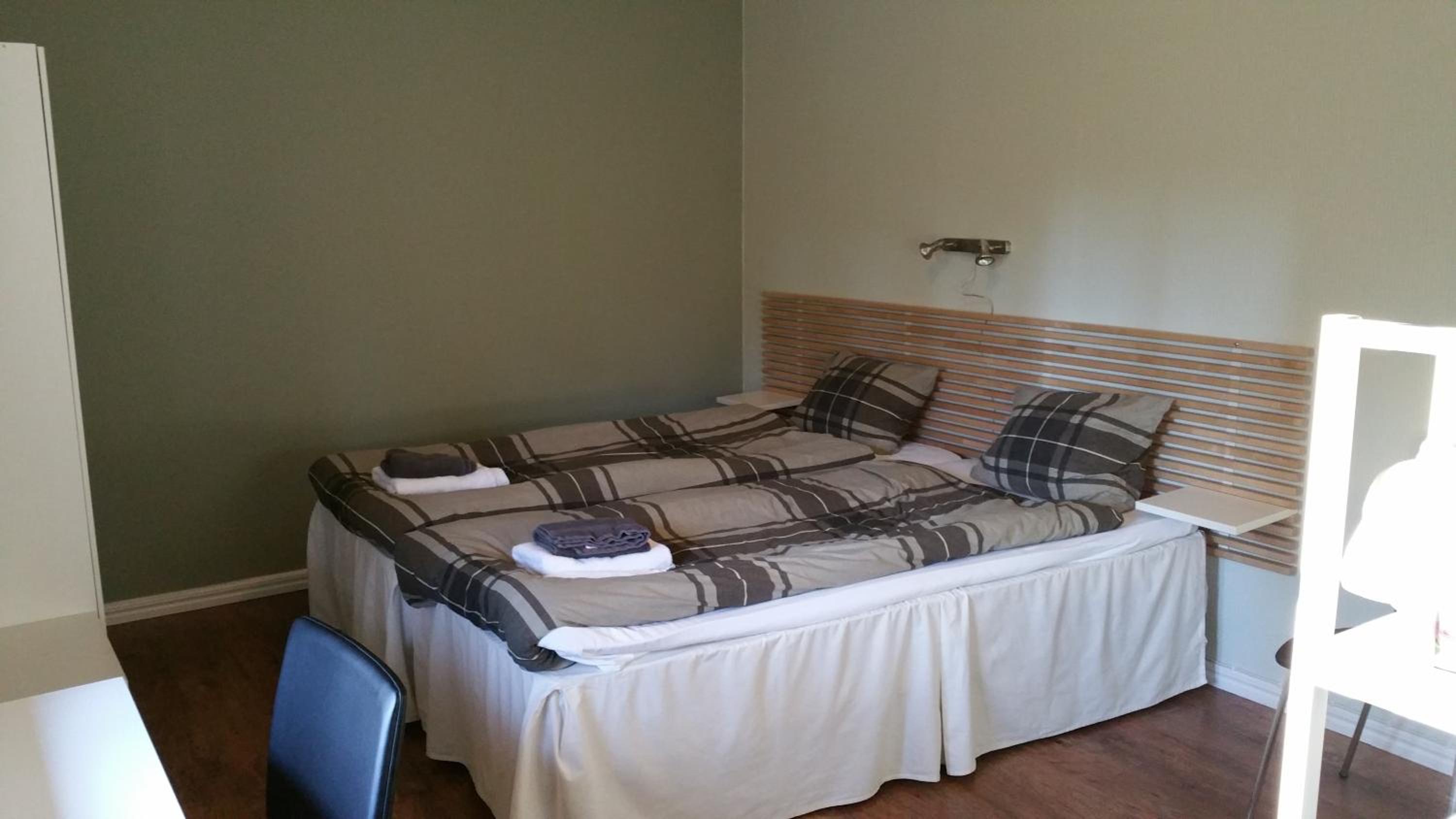 Family Room with Shared Bathroom photo 2
