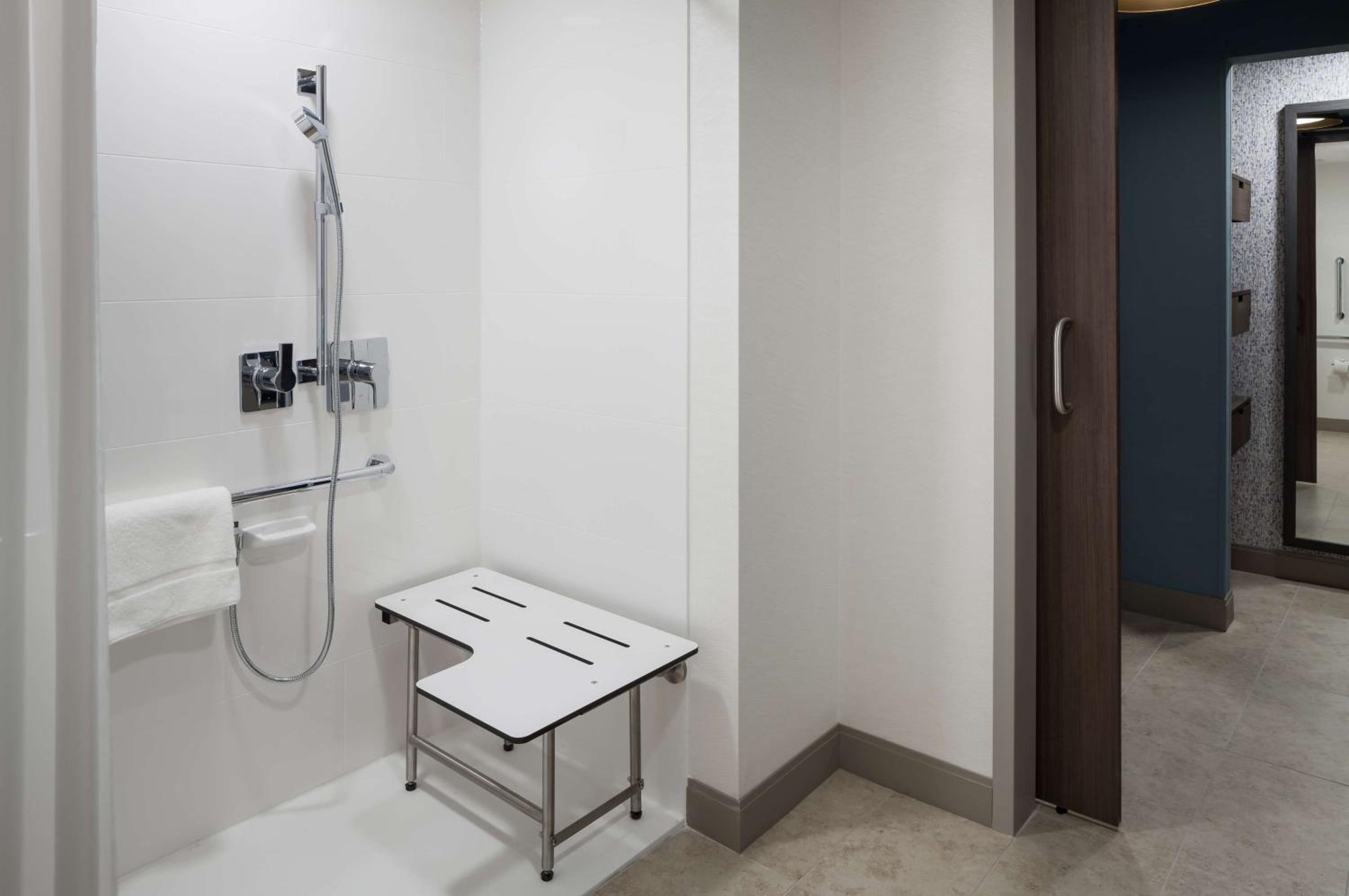 Queen Room with Two Queen Beds and Transfer Shower - Mobility Accessible - Photo 4