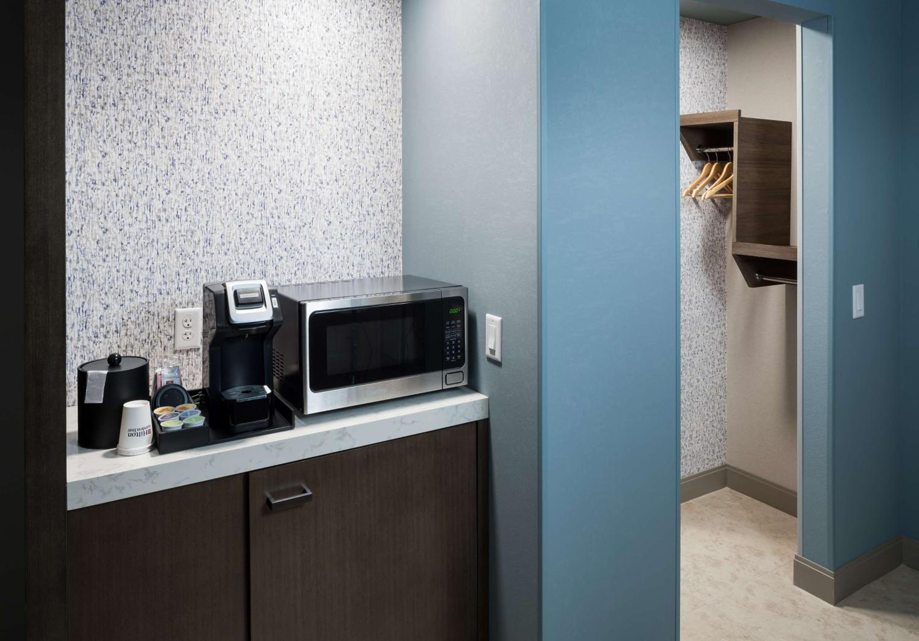 Queen Room with Two Queen Beds and Transfer Shower - Mobility Accessible - Photo 3