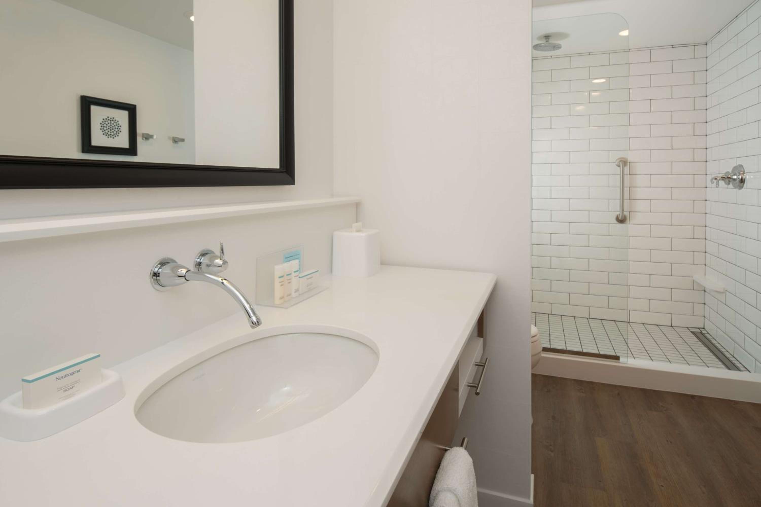 Premium Corner King Suite - Hearing Accessible/Non-Smoking