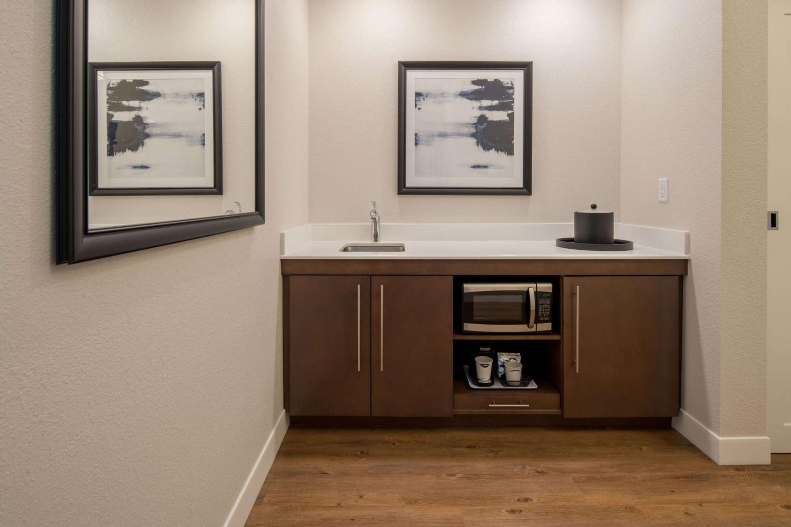 Premium Corner King Suite - Hearing Accessible/Non-Smoking