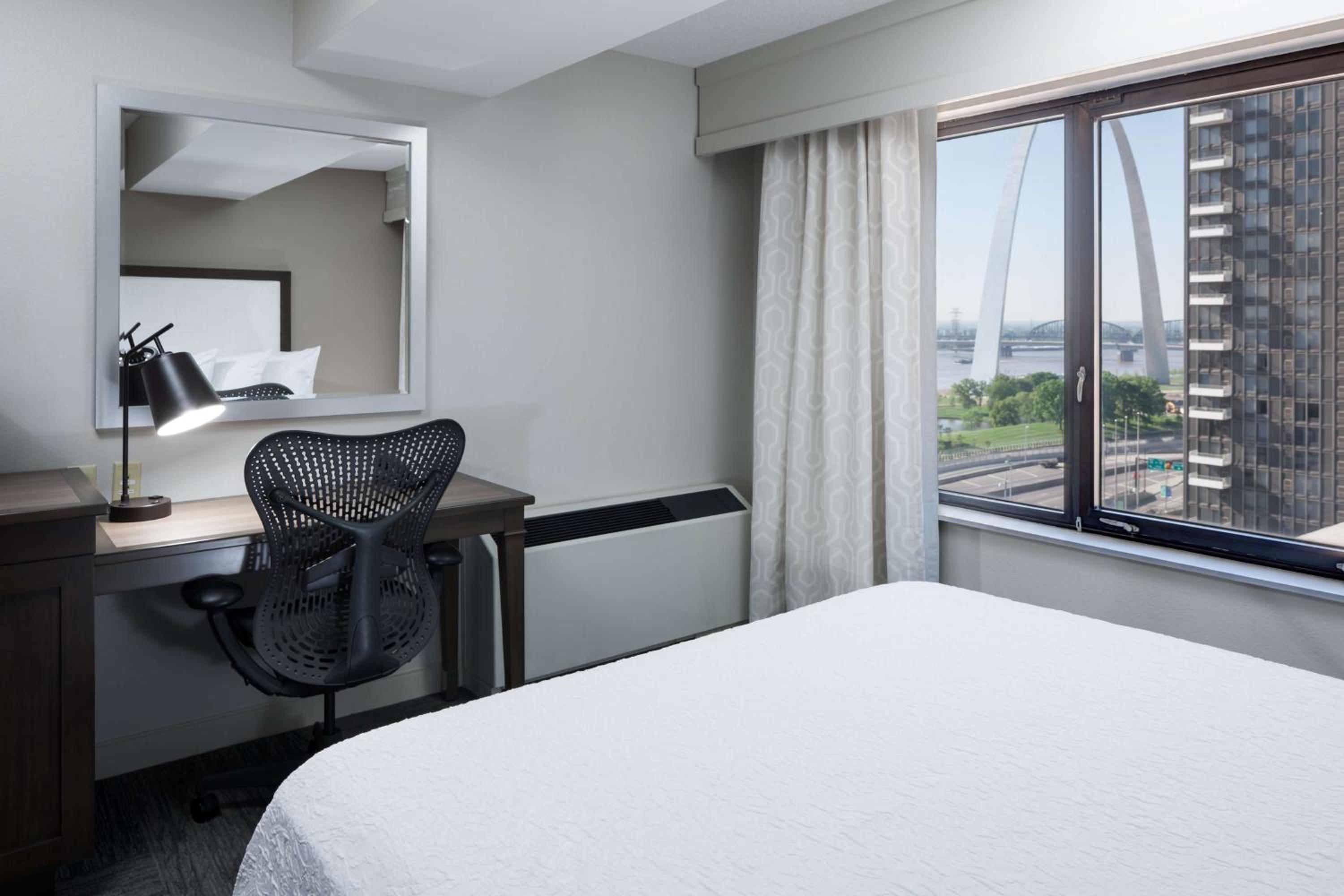 Queen Room with Two Queen Beds - Arch View - Photo 2
