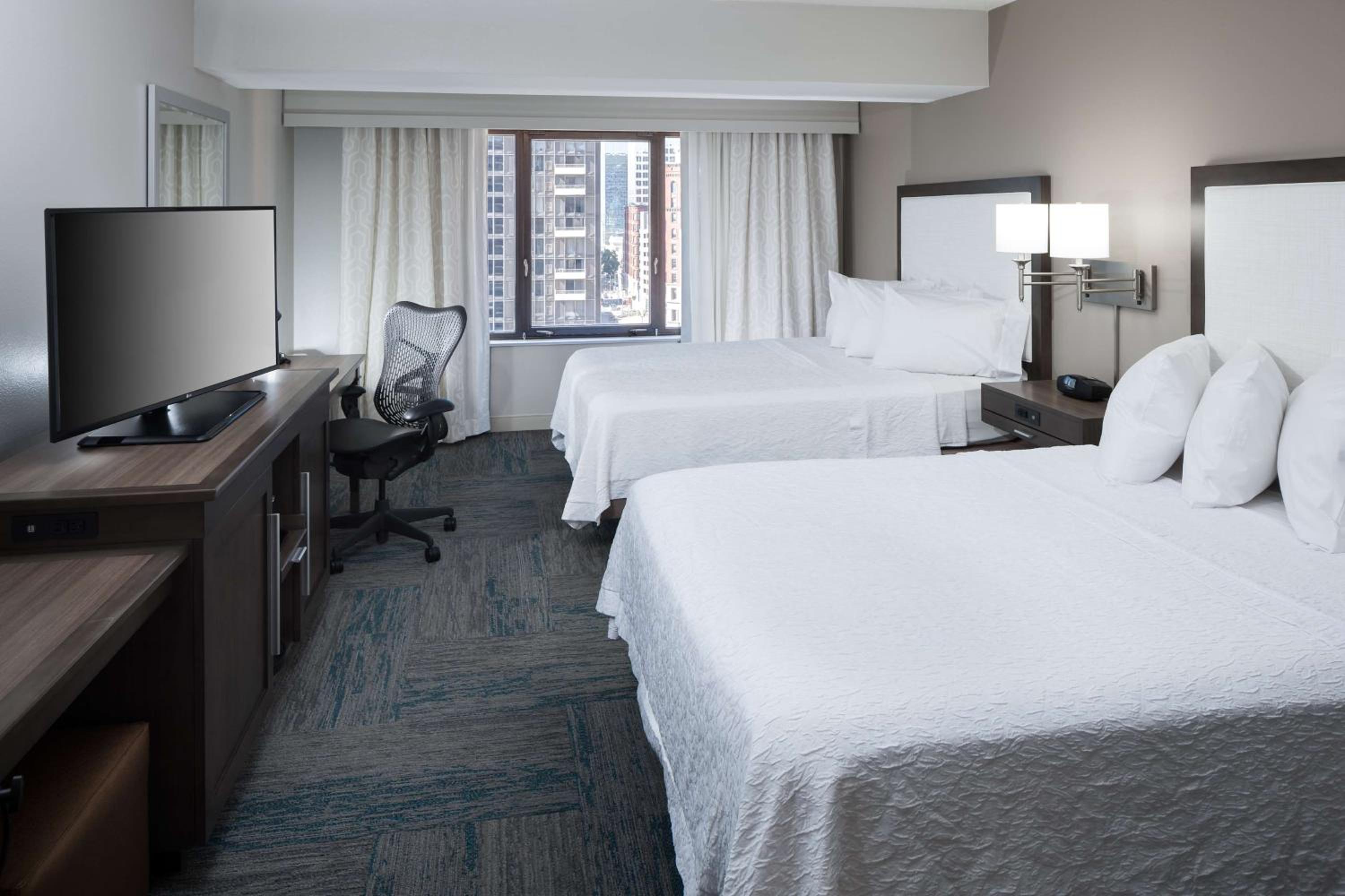 Queen Room with Two Queen Beds - Arch View - Photo 5