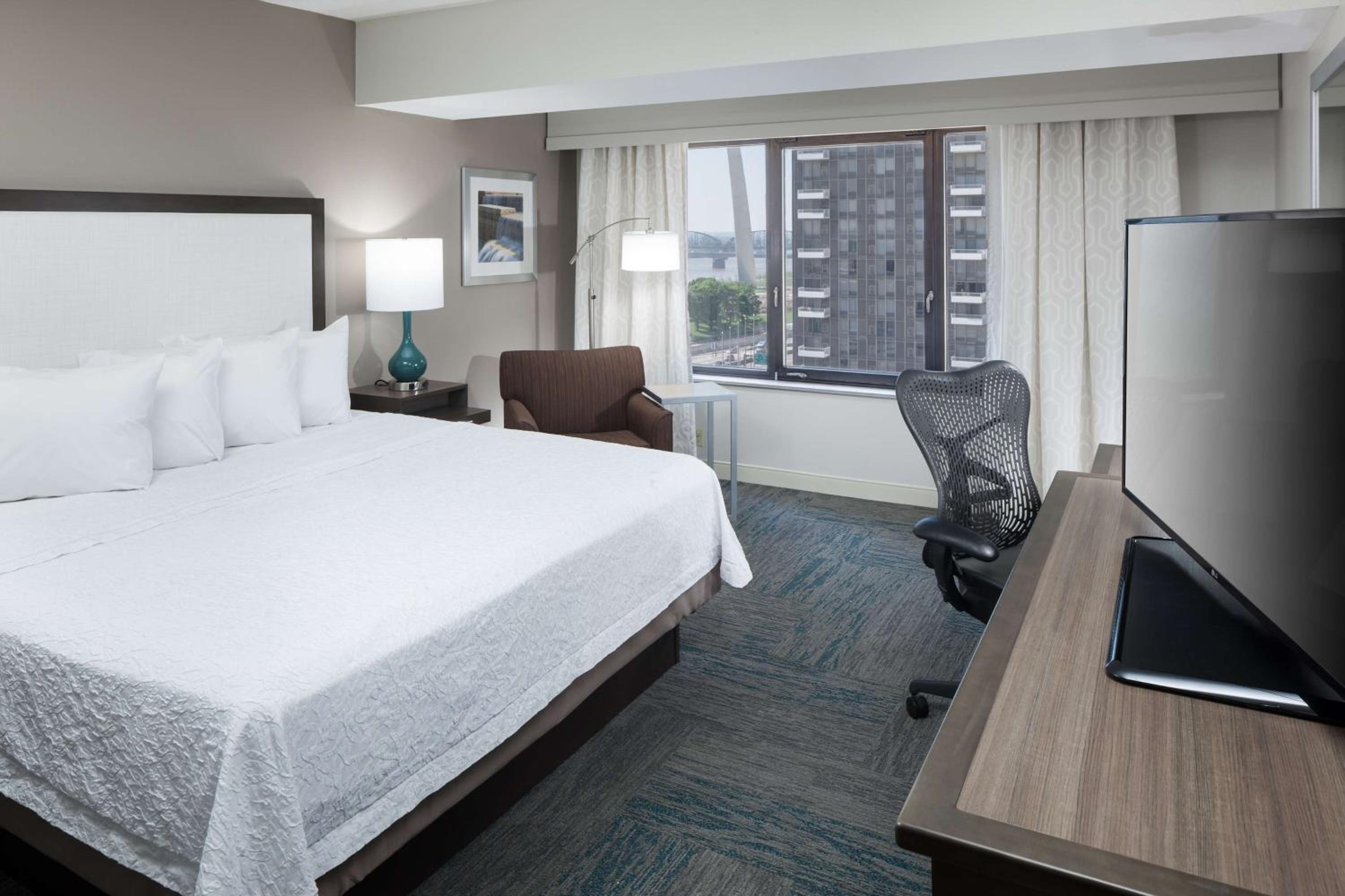King Room with King Bed - Non-Smoking - Photo 2