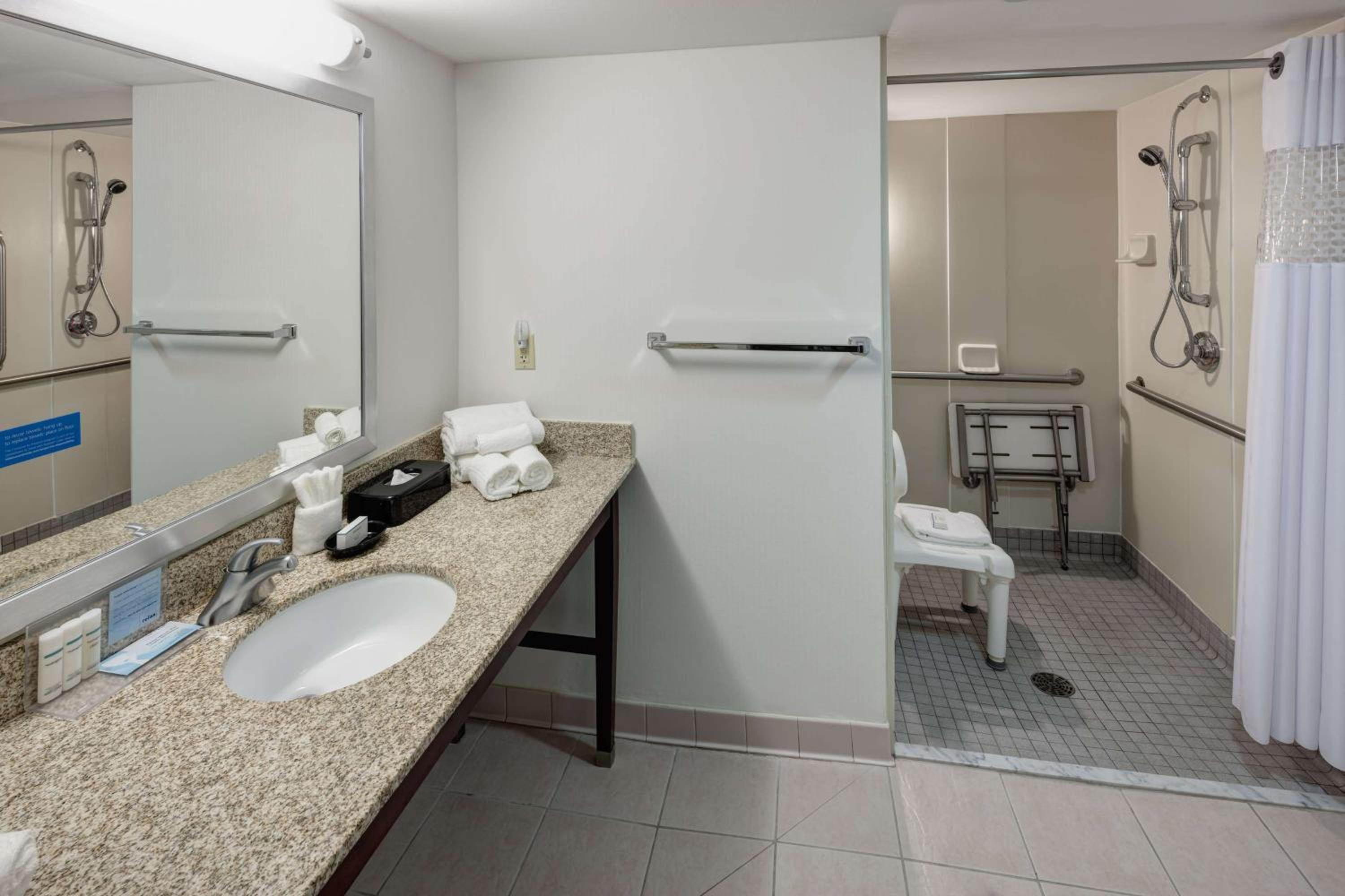 Queen Room with Two Queen Beds - Mobility Access/Non-Smoking photo 3
