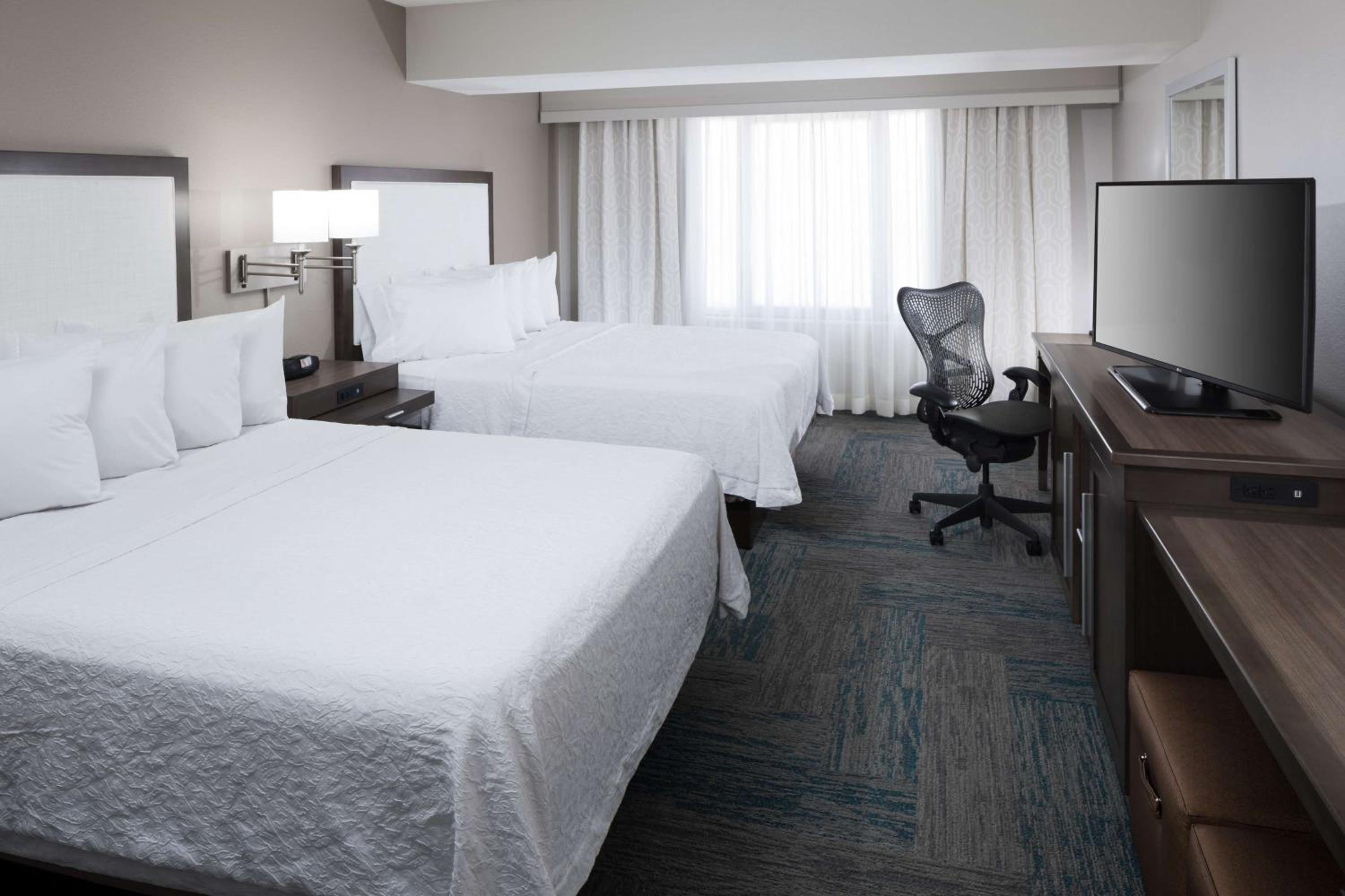 Room with Two Queen Beds - Non-Smoking - Photo 4