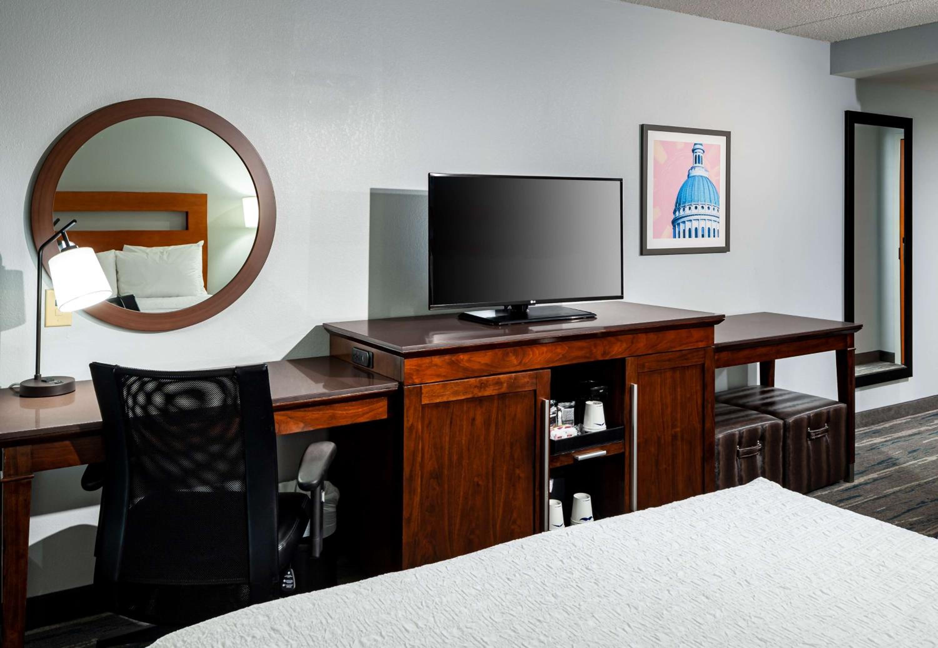 Room with Two Queen Beds - Non-Smoking - Photo 4