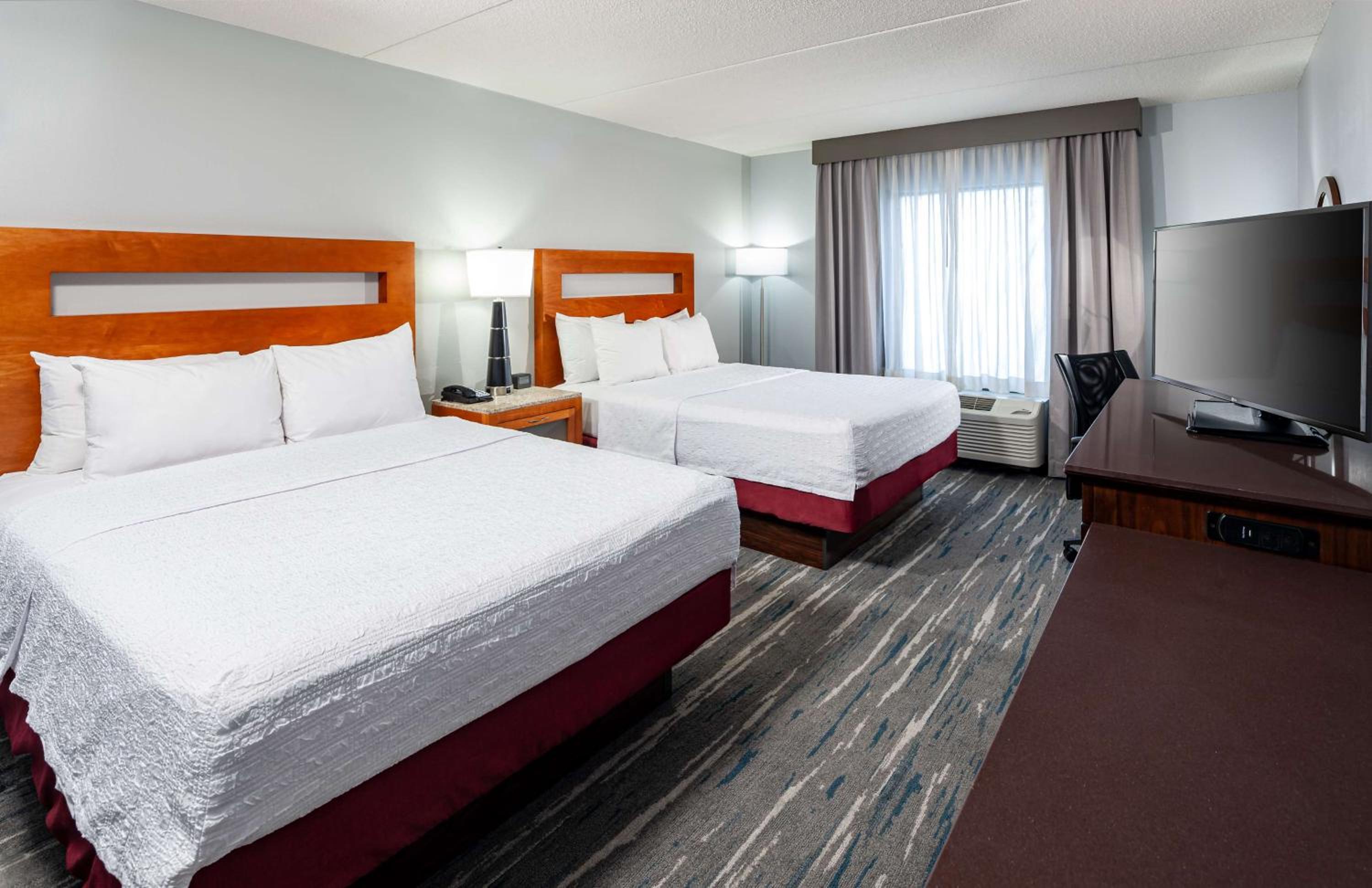 Room with Two Queen Beds - Non-Smoking - Photo 3
