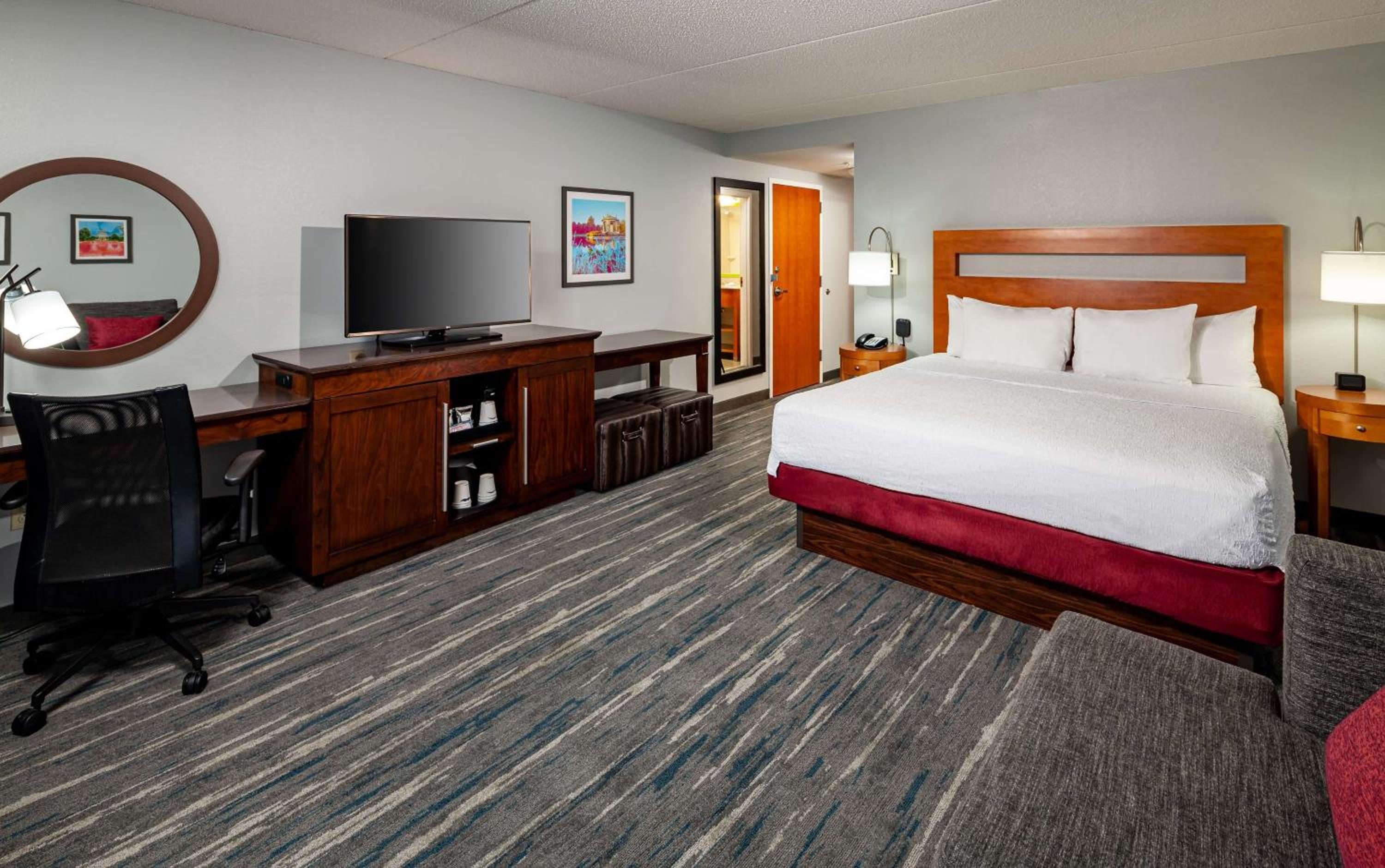 King Room with King Bed - Non-Smoking - Photo 5
