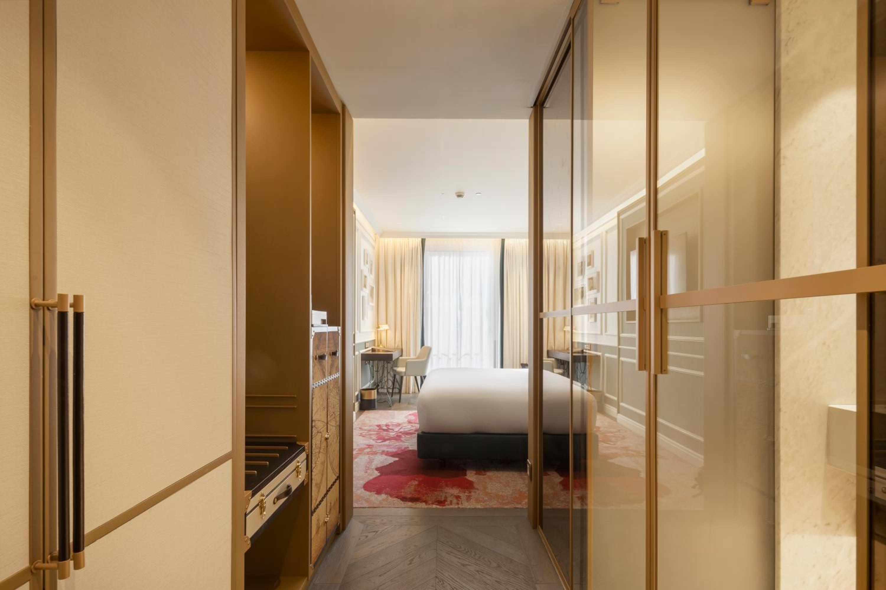 Deluxe King Room - Photo 6