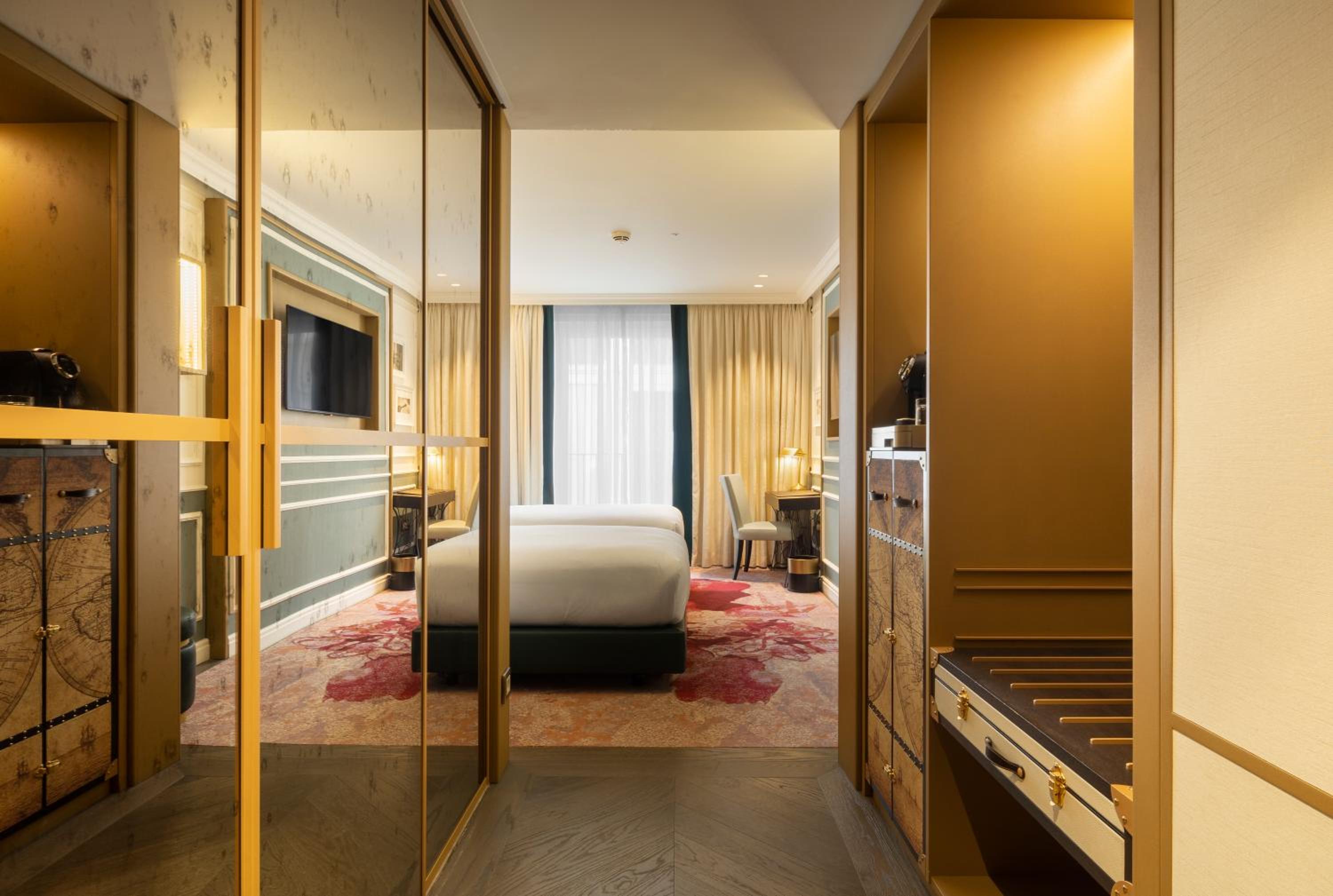 Deluxe King Room - Photo 7