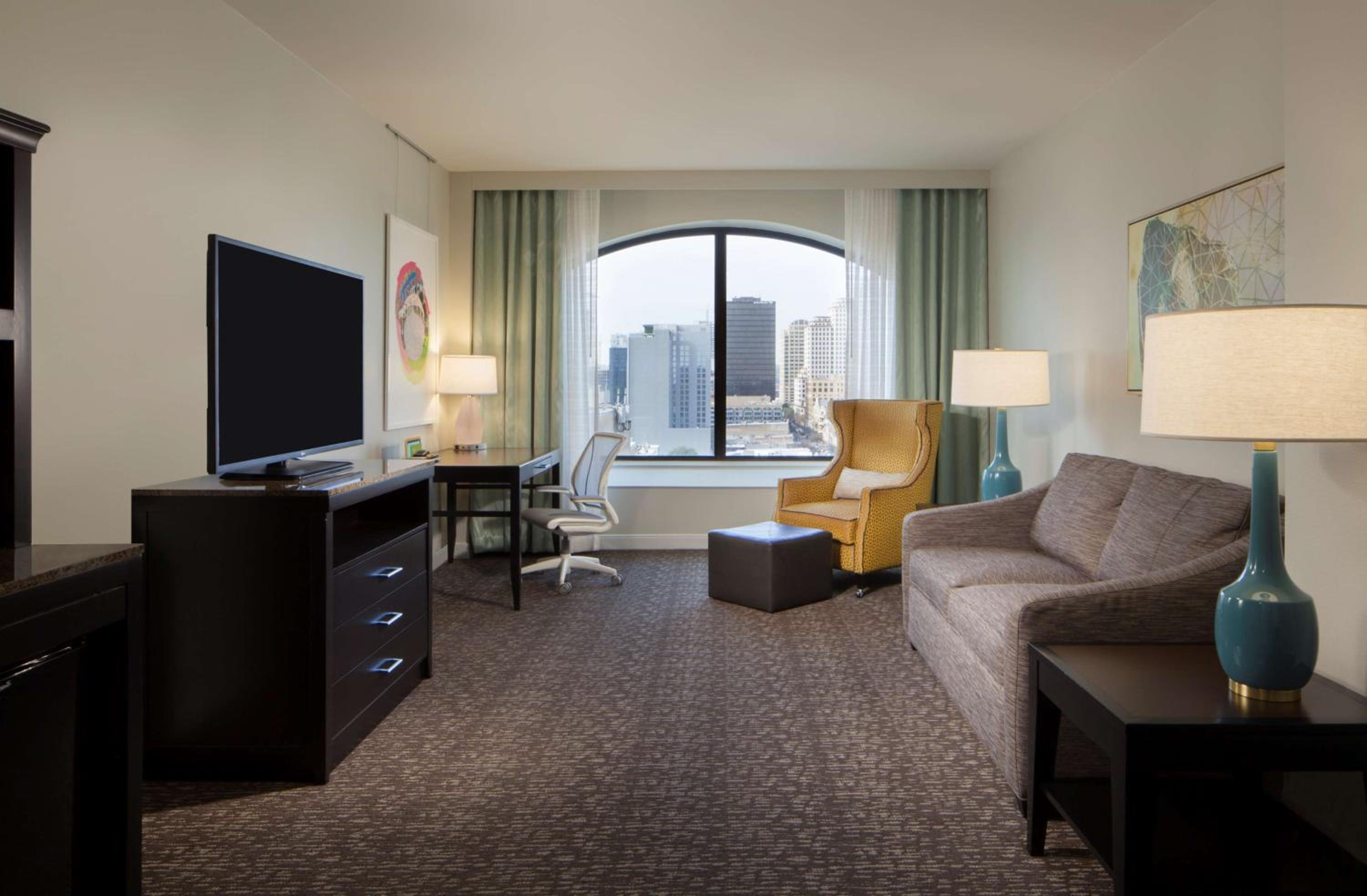One-Bedroom King Suite with Capitol View
