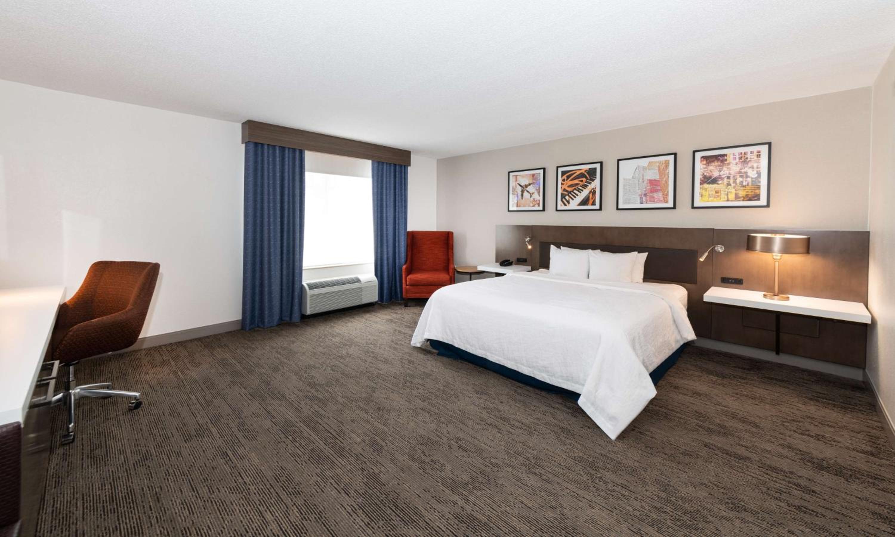 King Room with Tub - Mobility and Hearing Access - Photo 2