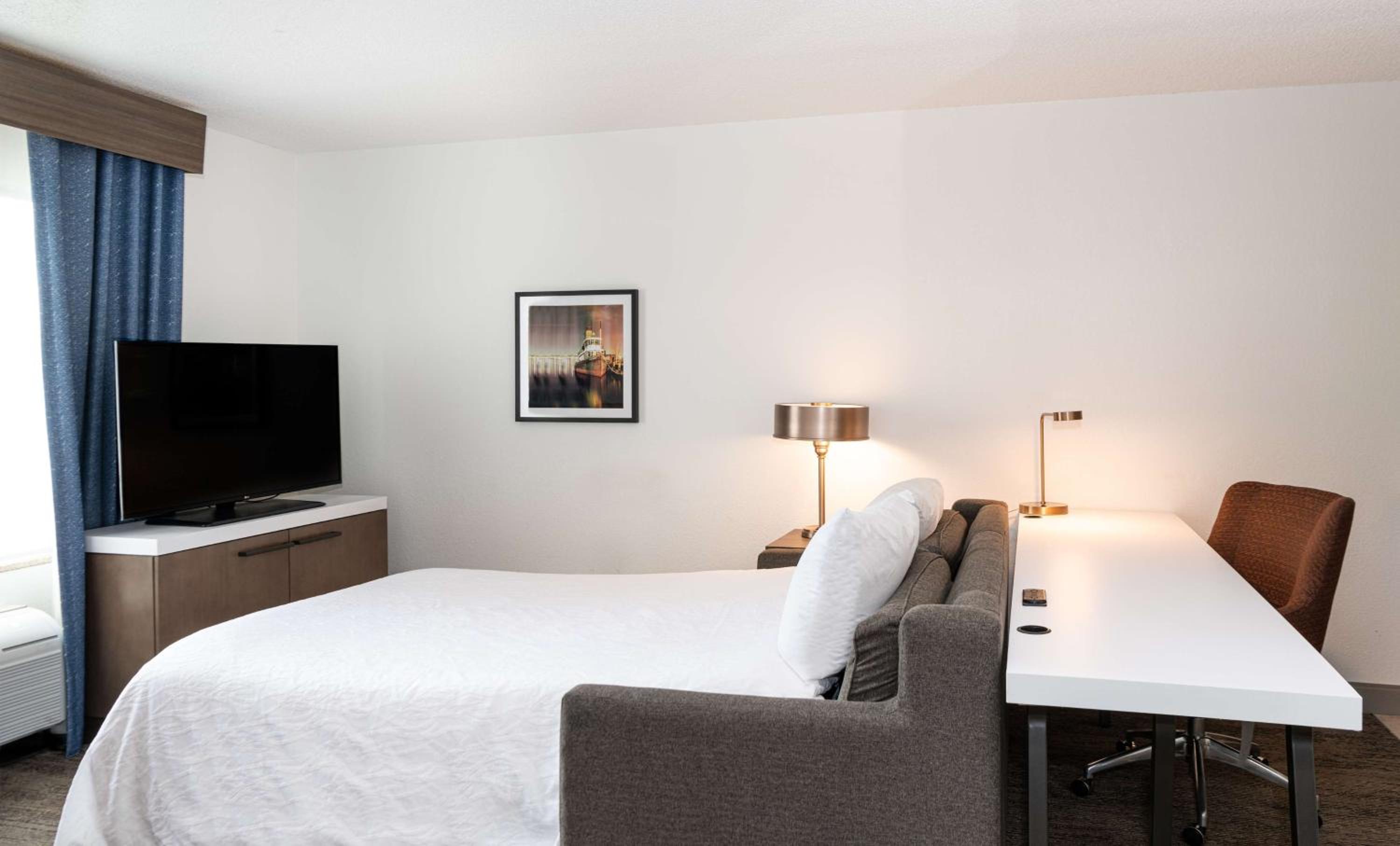One-Bedroom King Suite with Sofa Bed - Photo 8
