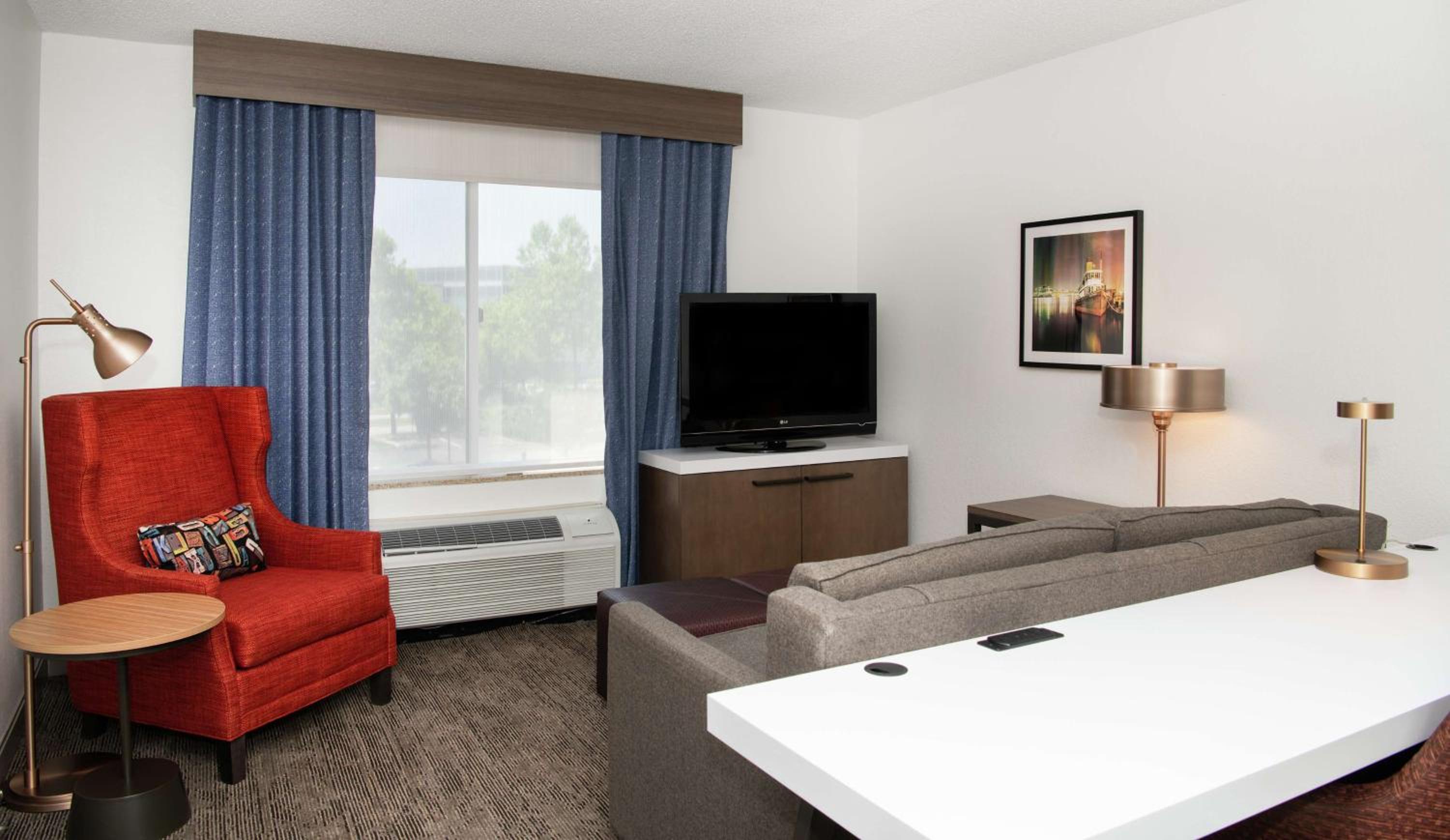 One-Bedroom King Suite with Sofa Bed - Photo 3