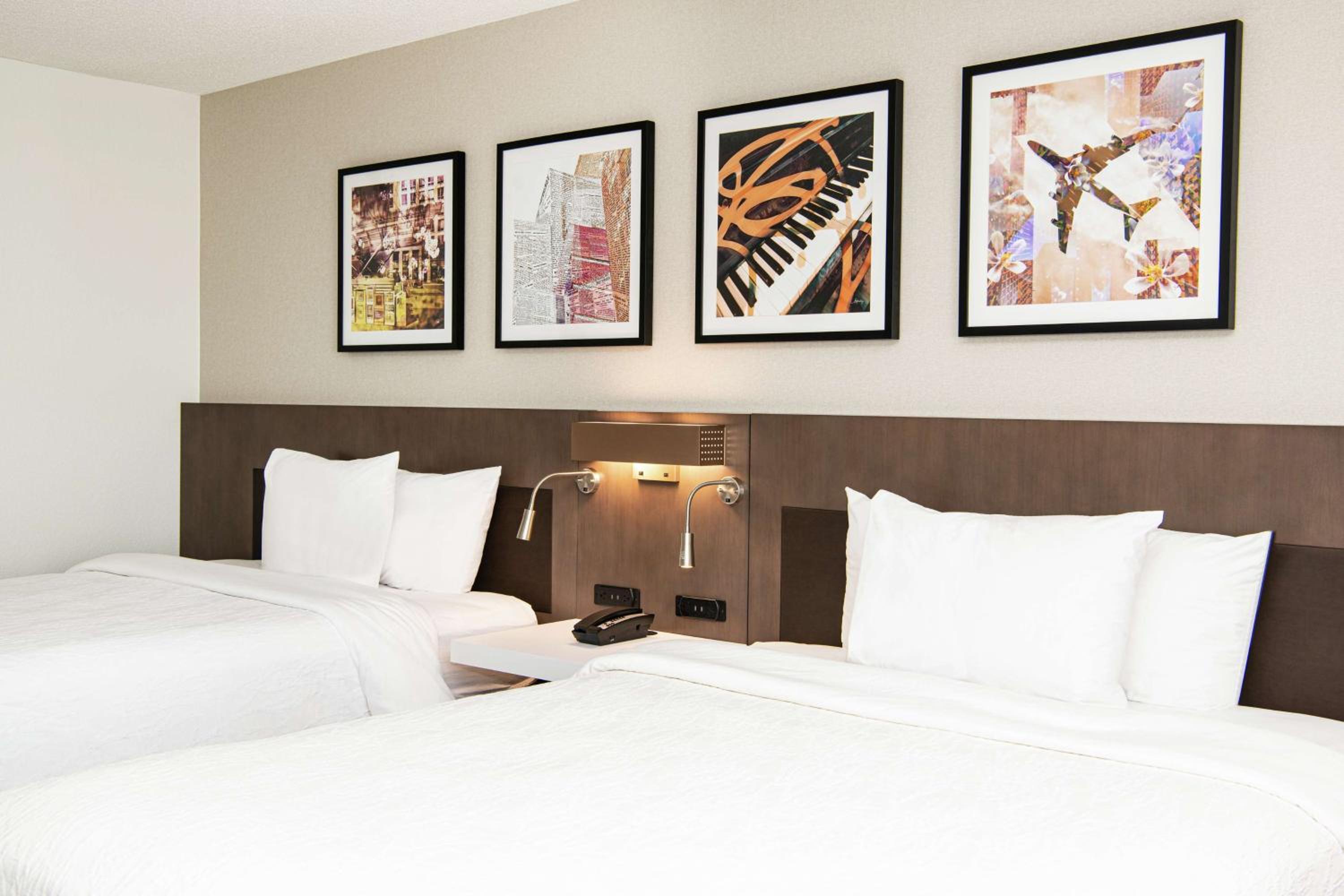 Queen Room with Two Queen Beds - Photo 3