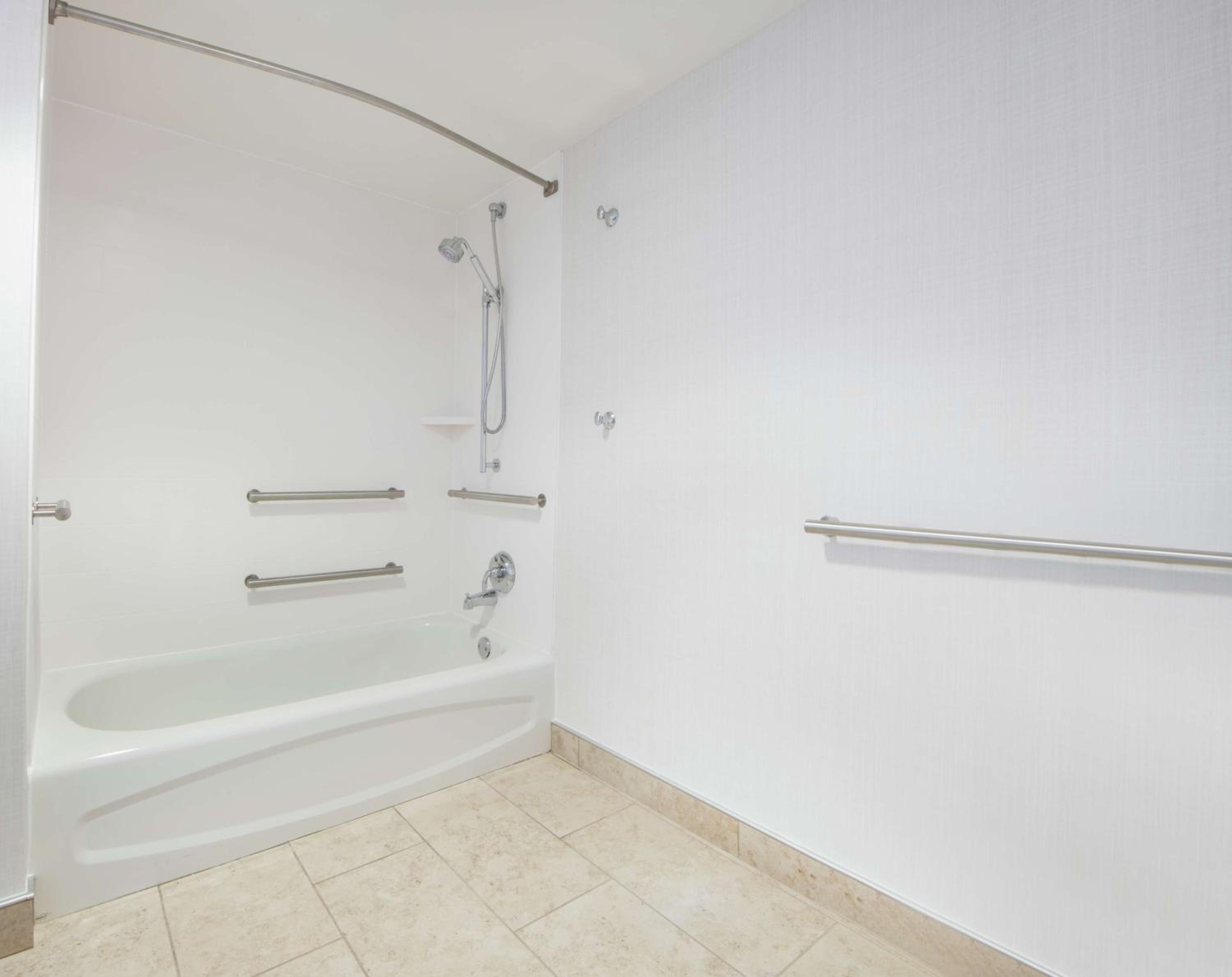King Room with Tub - Mobility and Hearing Access - Photo 4