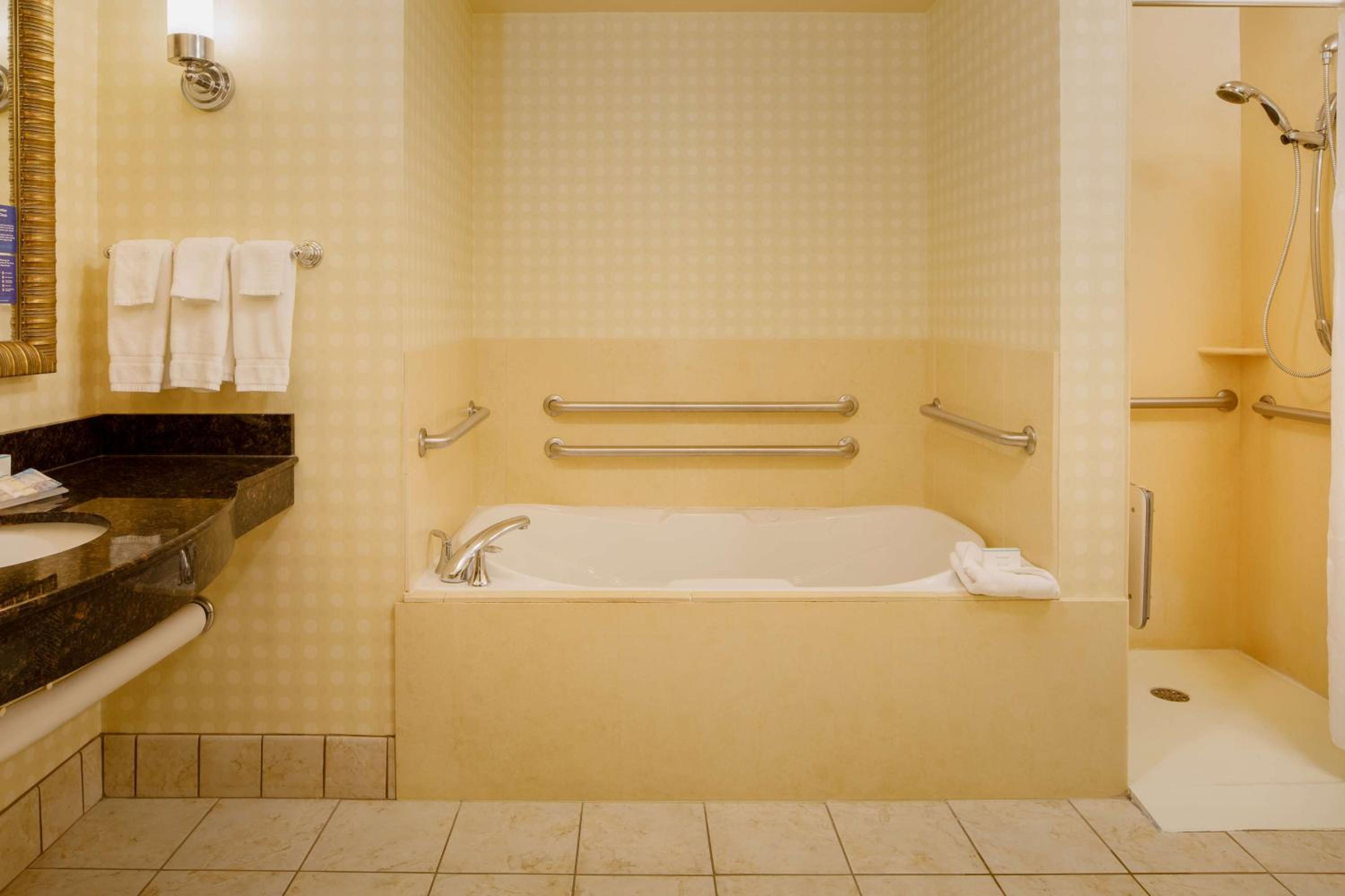 Queen Room with Two Queen Beds - Hearing Access - Photo 2