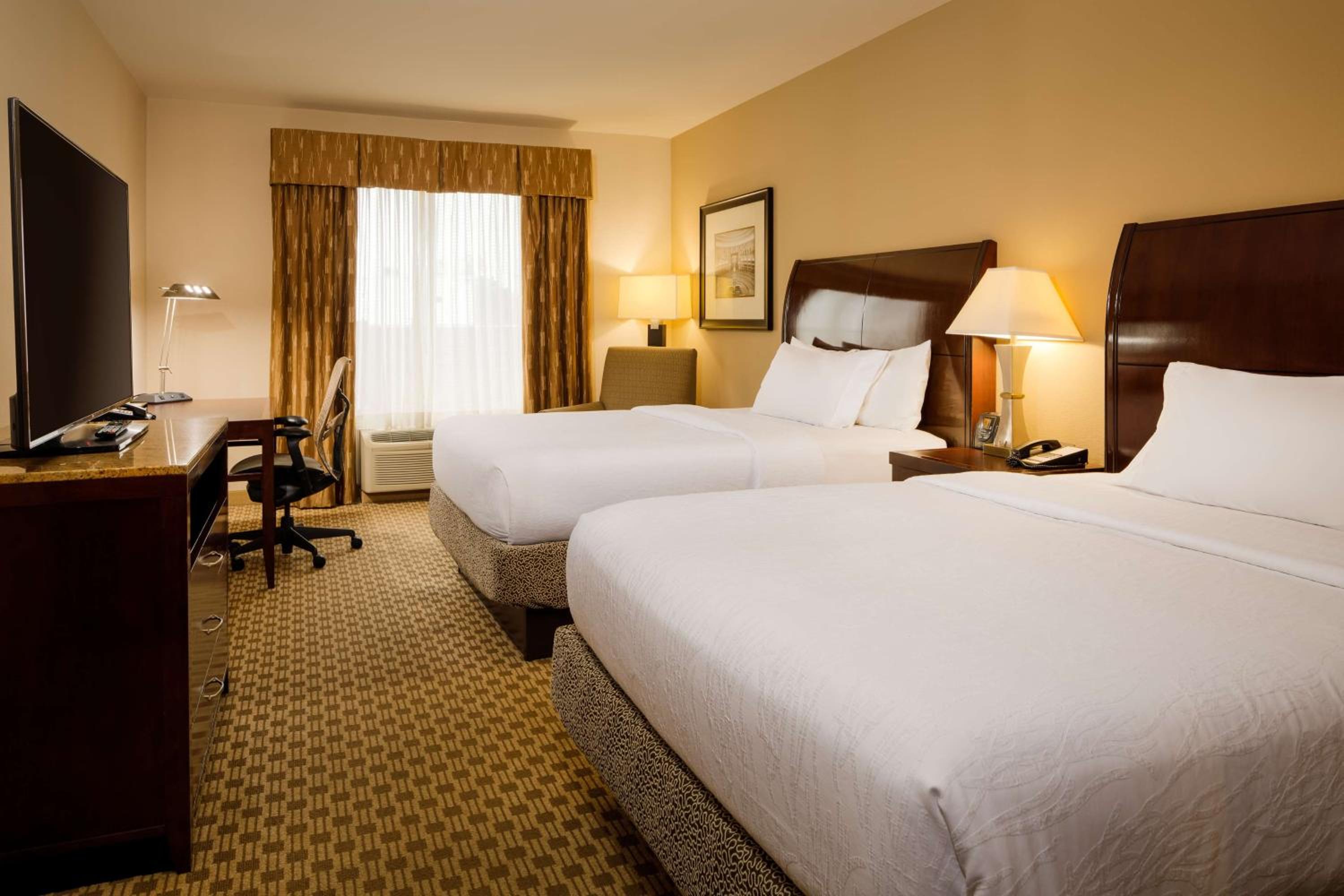 Queen Room with Two Queen Beds - Photo 3