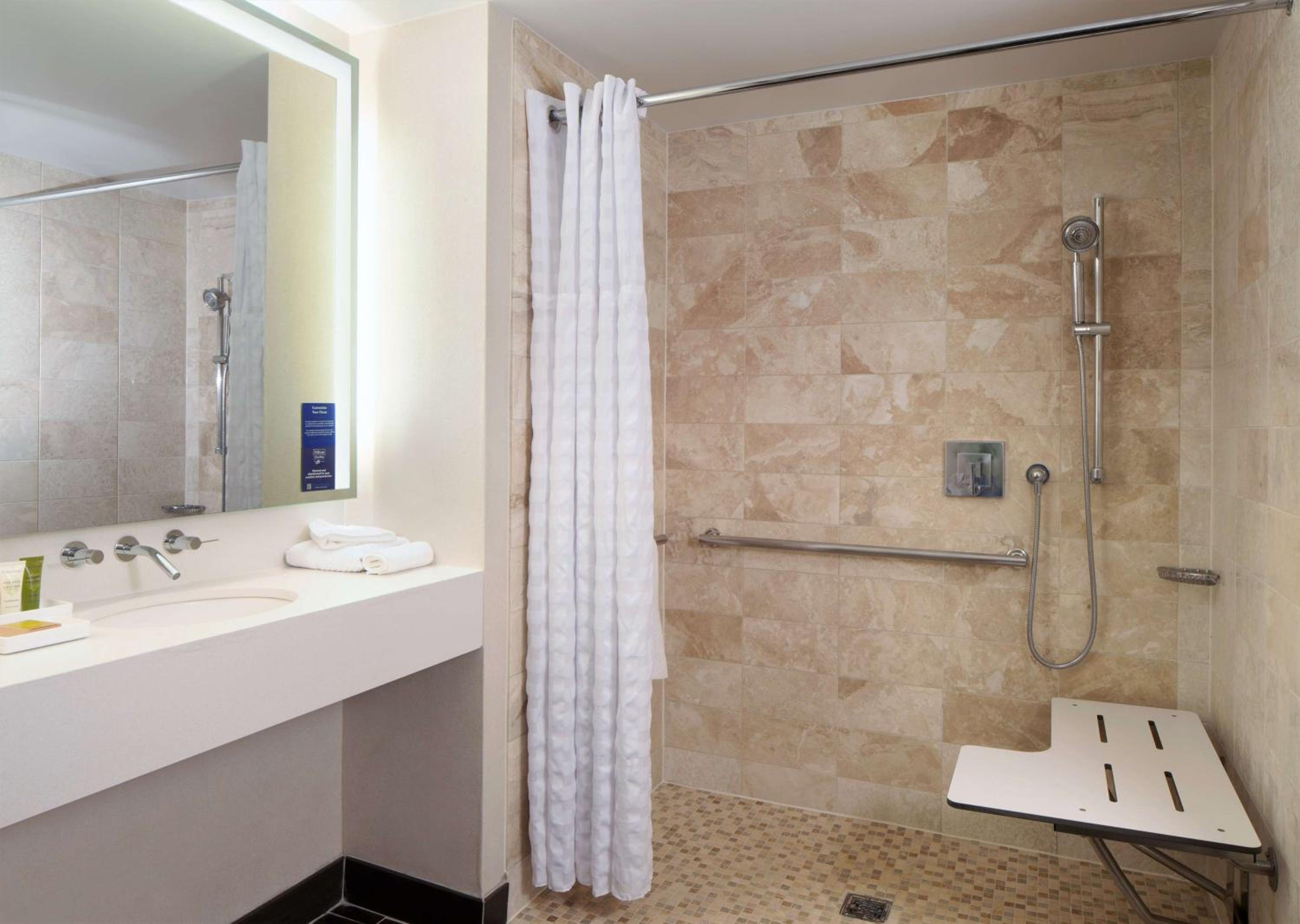 King Room with Roll in Shower/Disability Access - Photo 3
