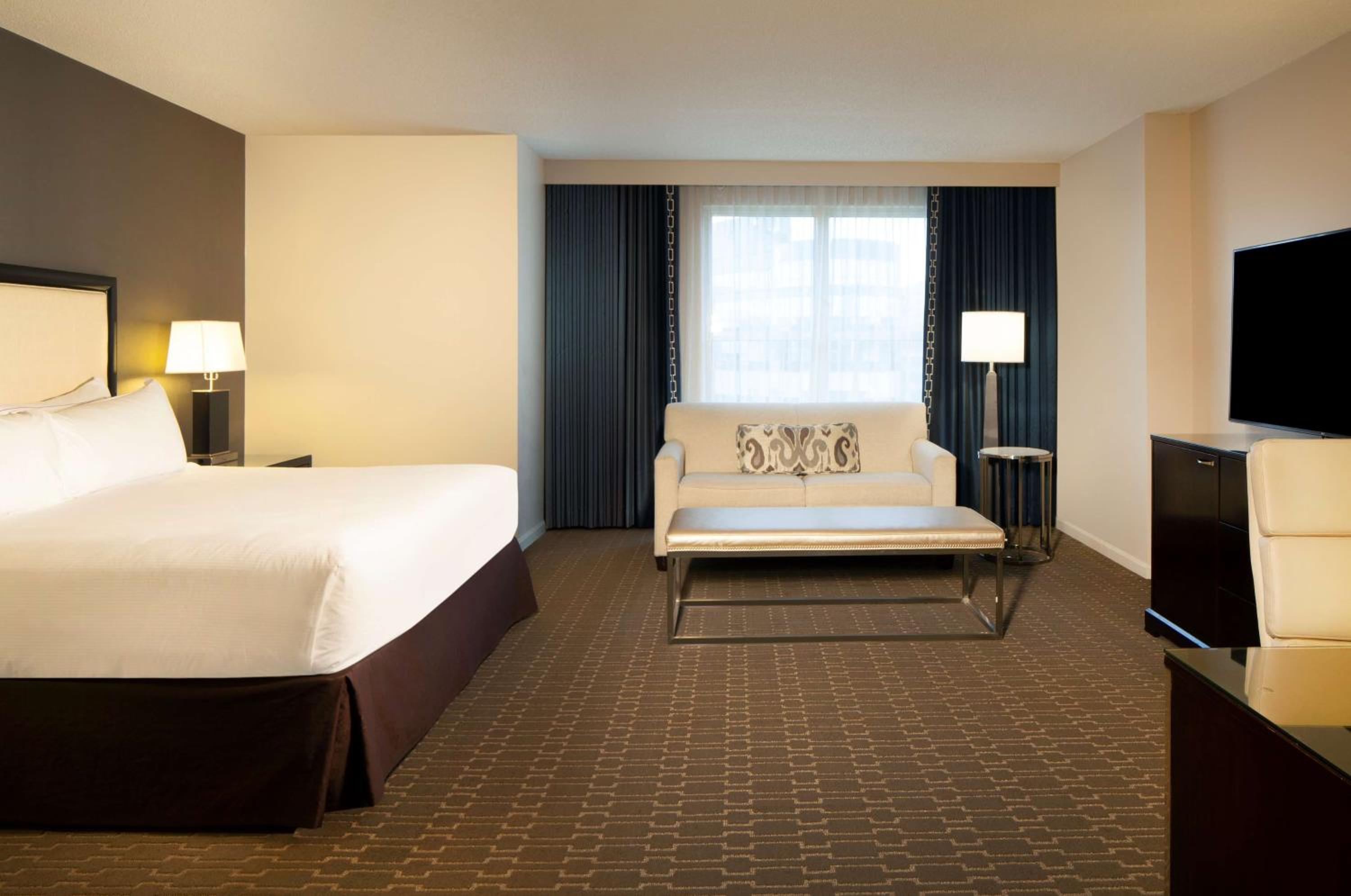 King Room with Sofa Bed - Photo 4