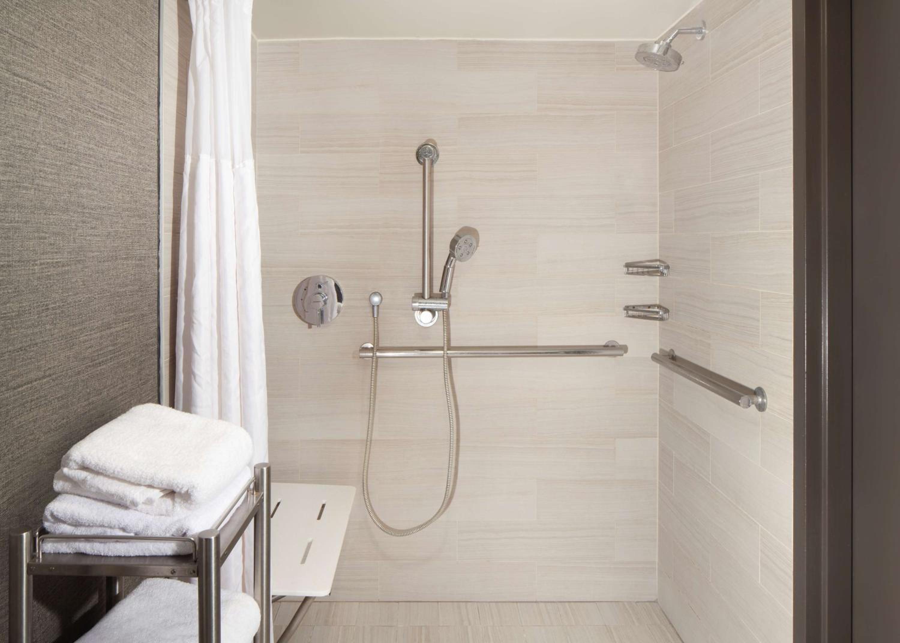 Double Room with Two Double Beds and Roll-in Shower - Mobility Access - Photo 2