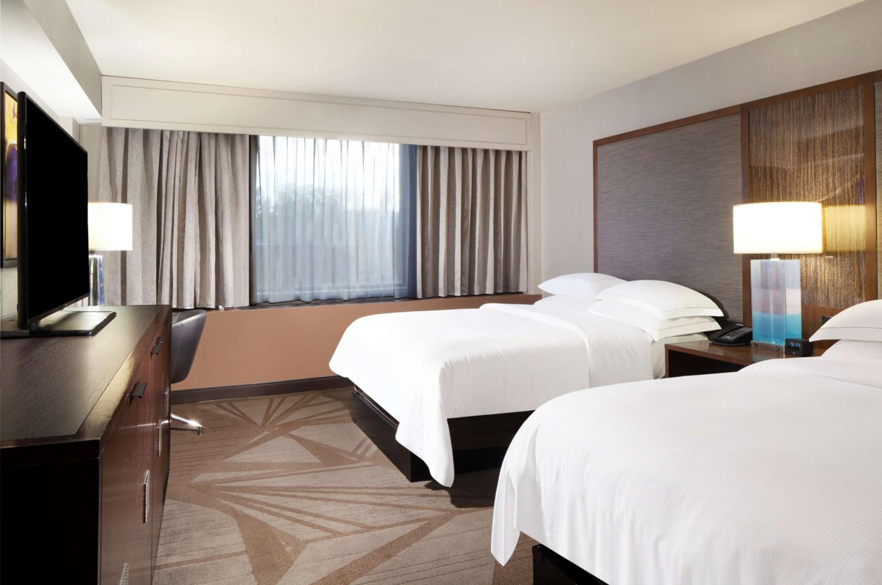 Double Room with Two Double Beds - Mobility Access - Photo 2