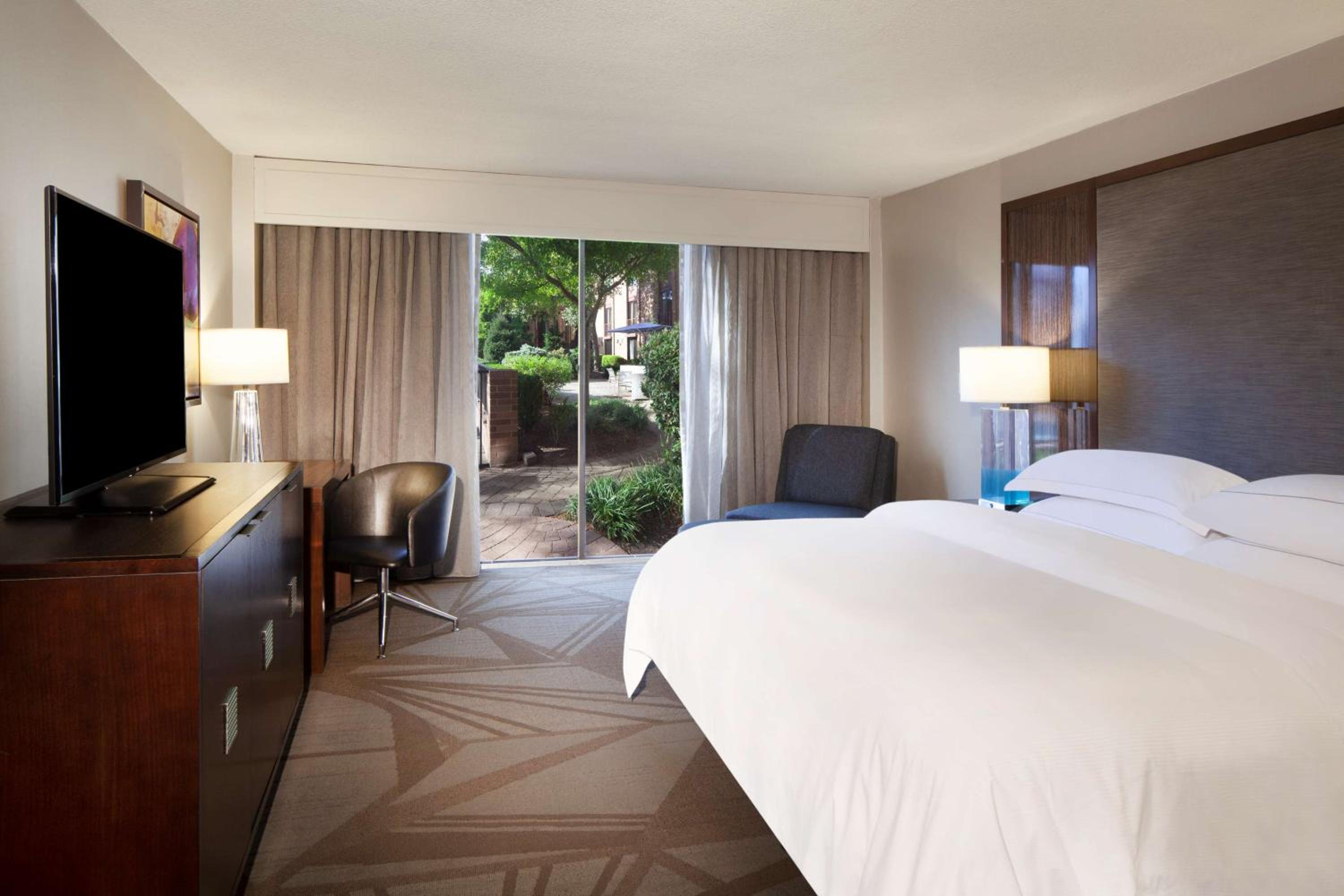 King Room with Pool View photo 2