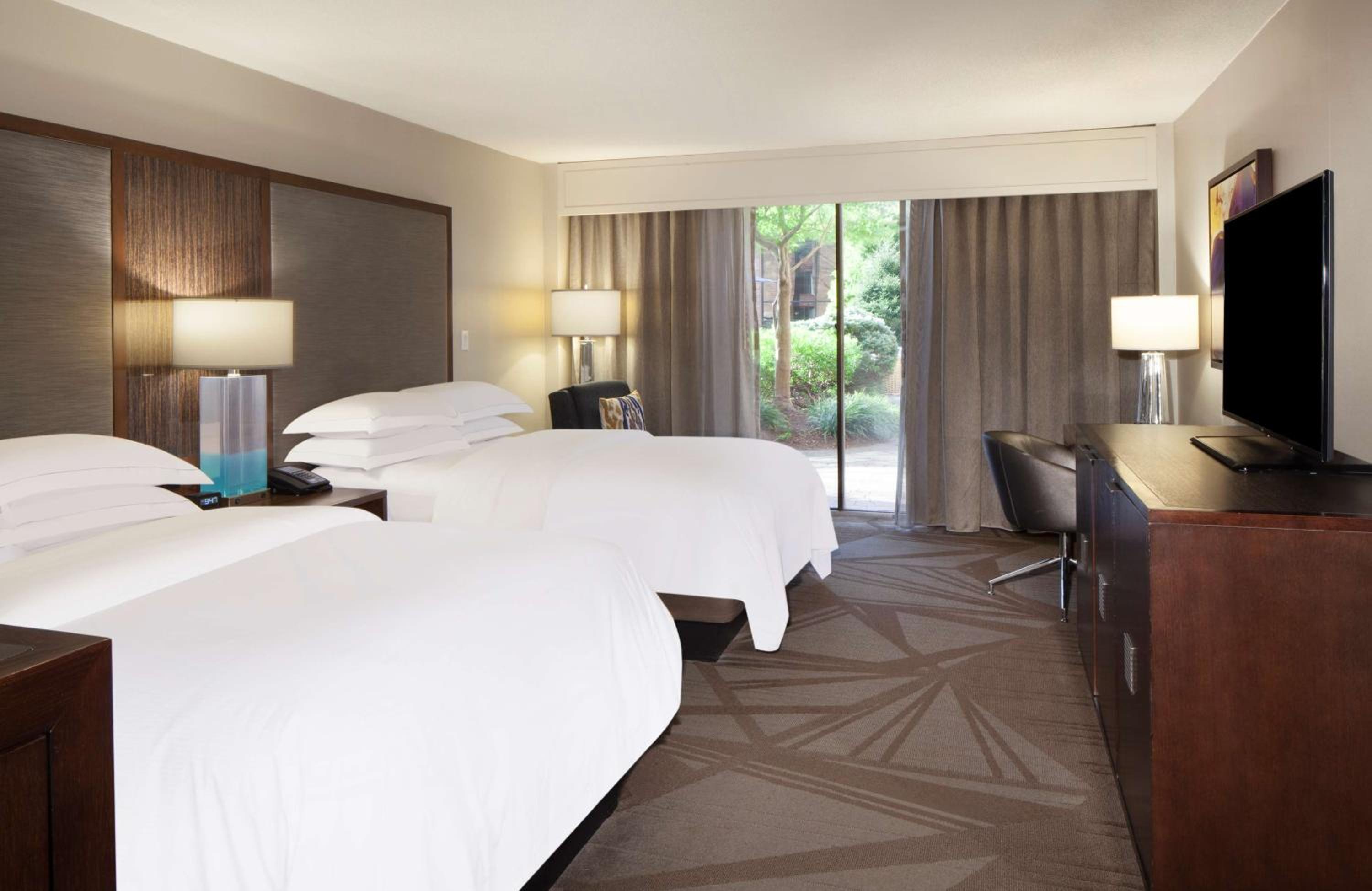 Room with Two Double Beds - Pool Side - Photo 4
