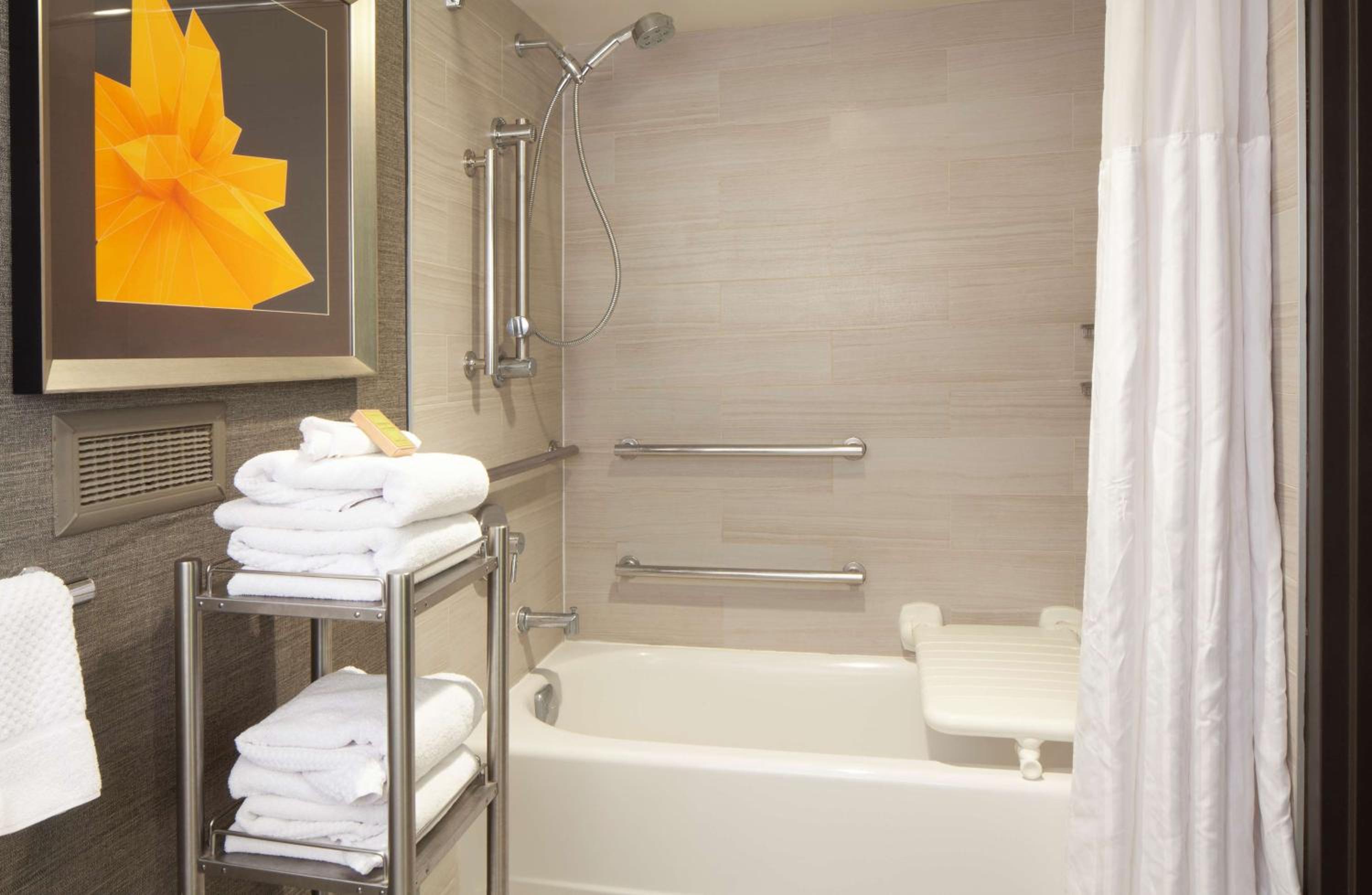 Double Room with Two Double Beds - Mobility Access - Photo 4