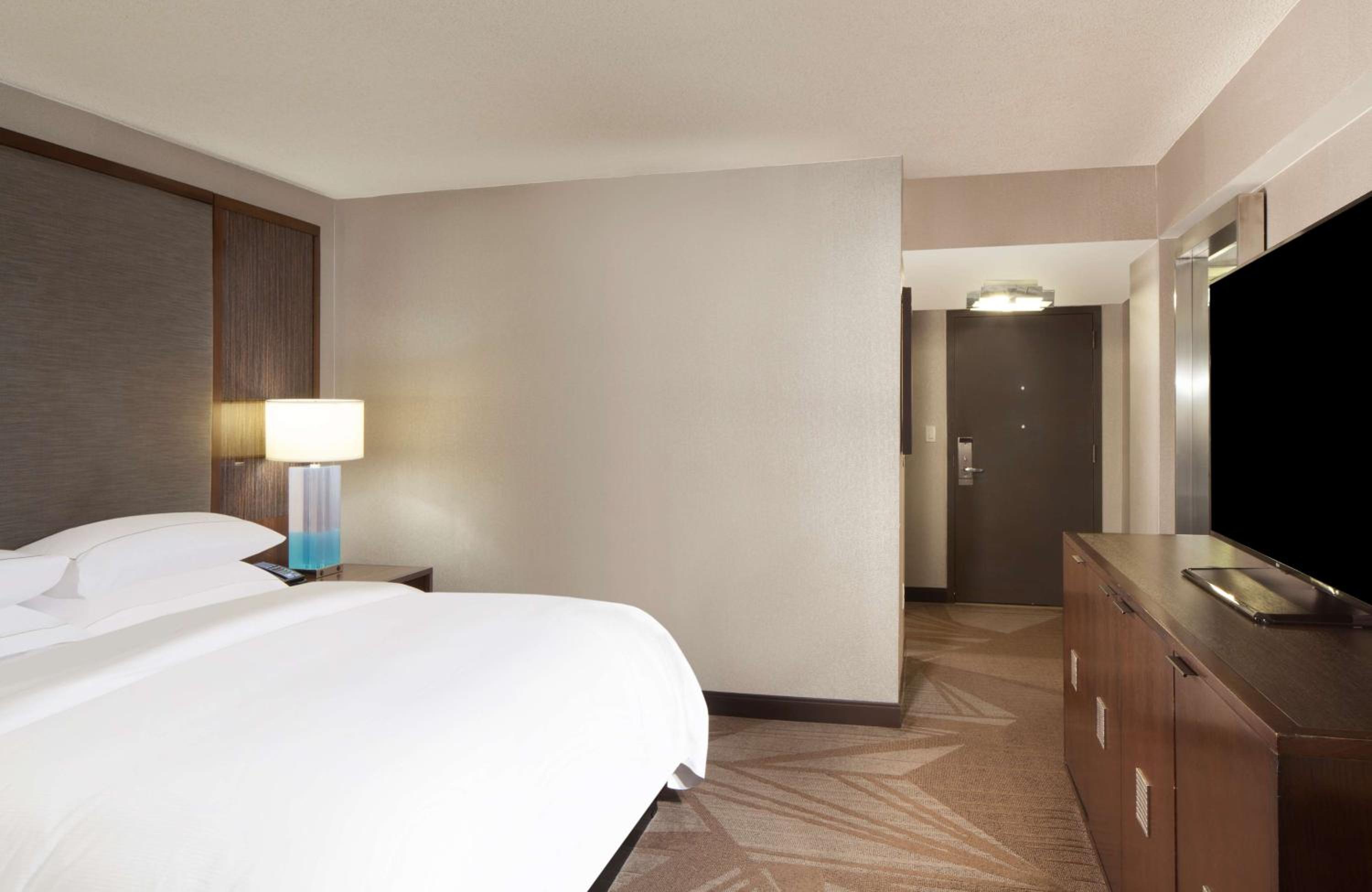 King Room with Bath Tub - Mobility Access - Photo 4
