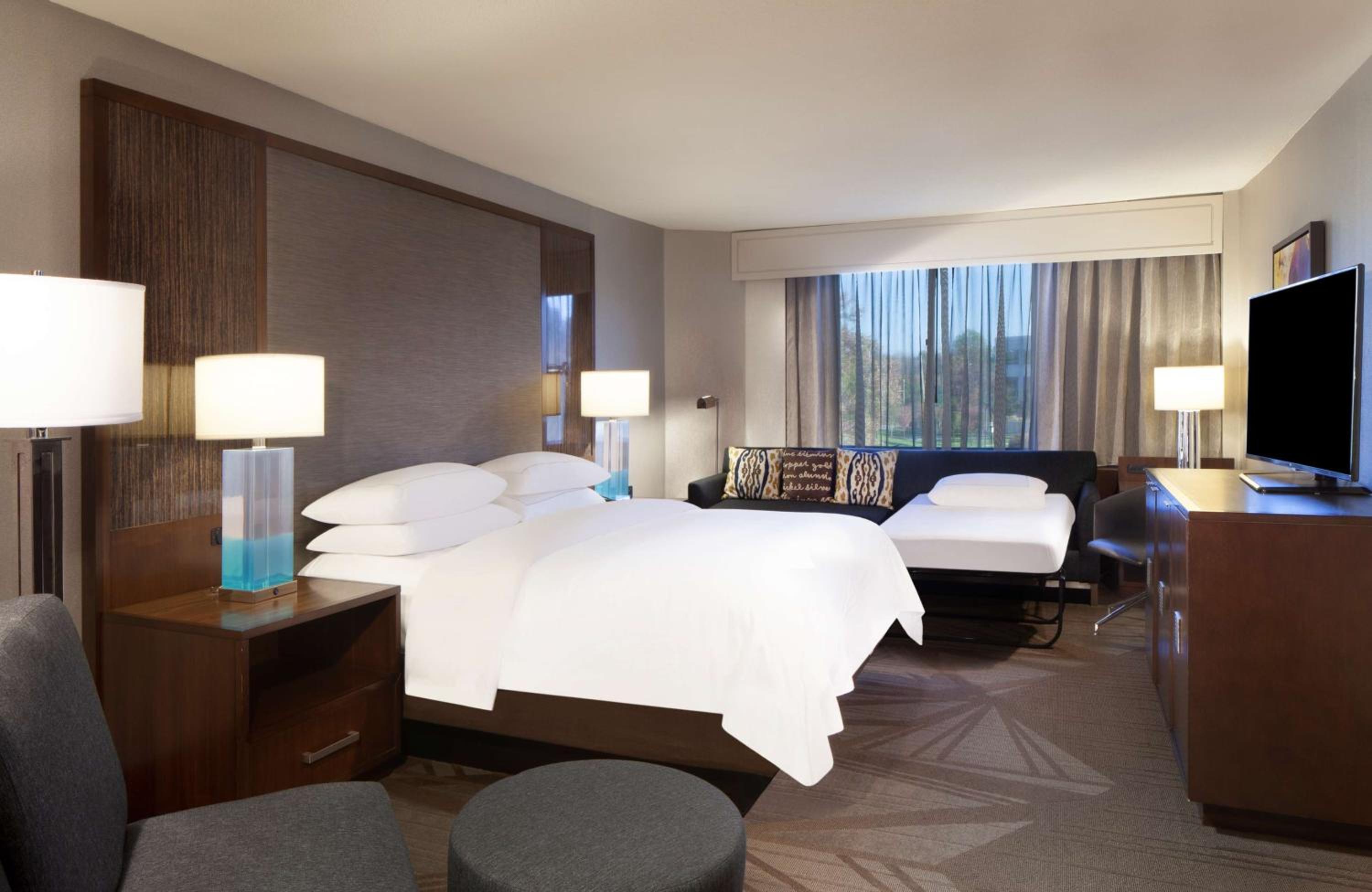 Corner King Room with Sofa Bed - Photo 2