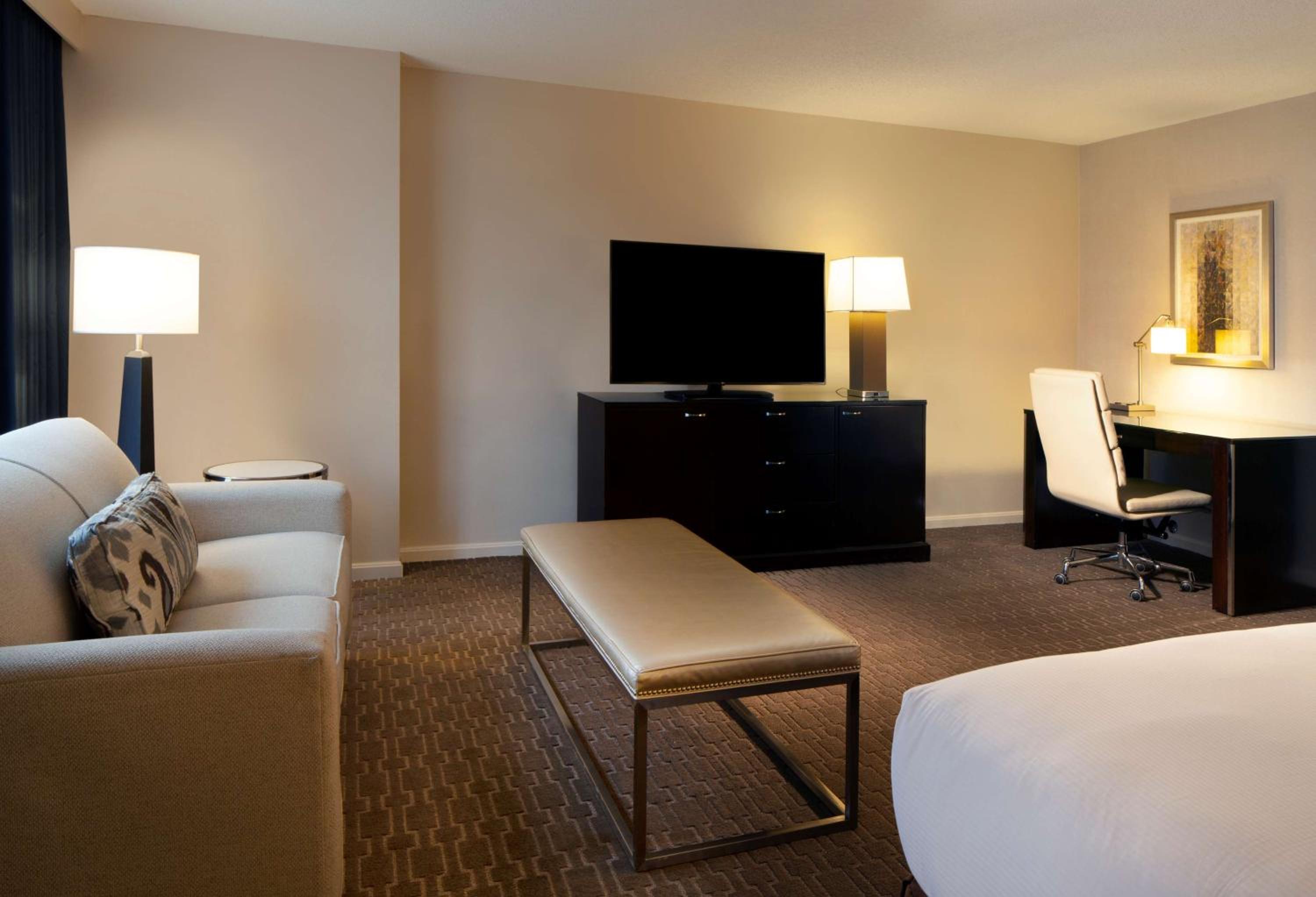King Room with Sofa Bed - Photo 6
