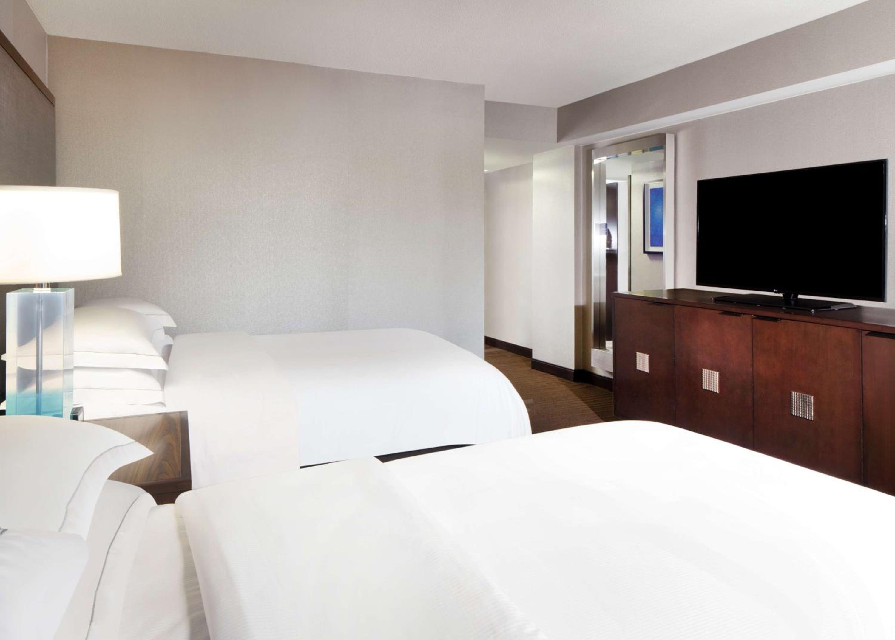 Double Room with Two Double Beds - Mobility Access - Photo 5