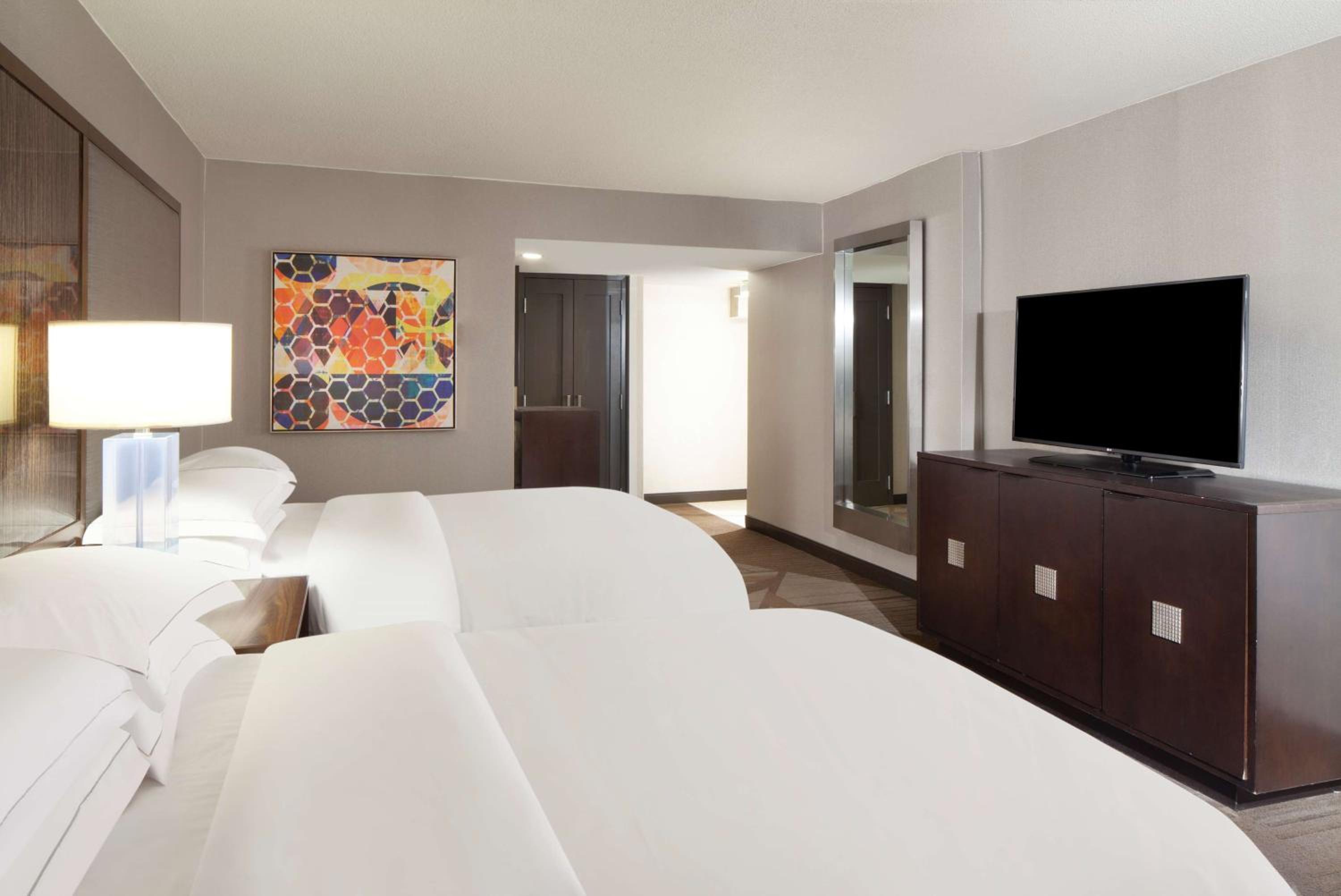 Corner Room with Two Double Beds - Photo 4