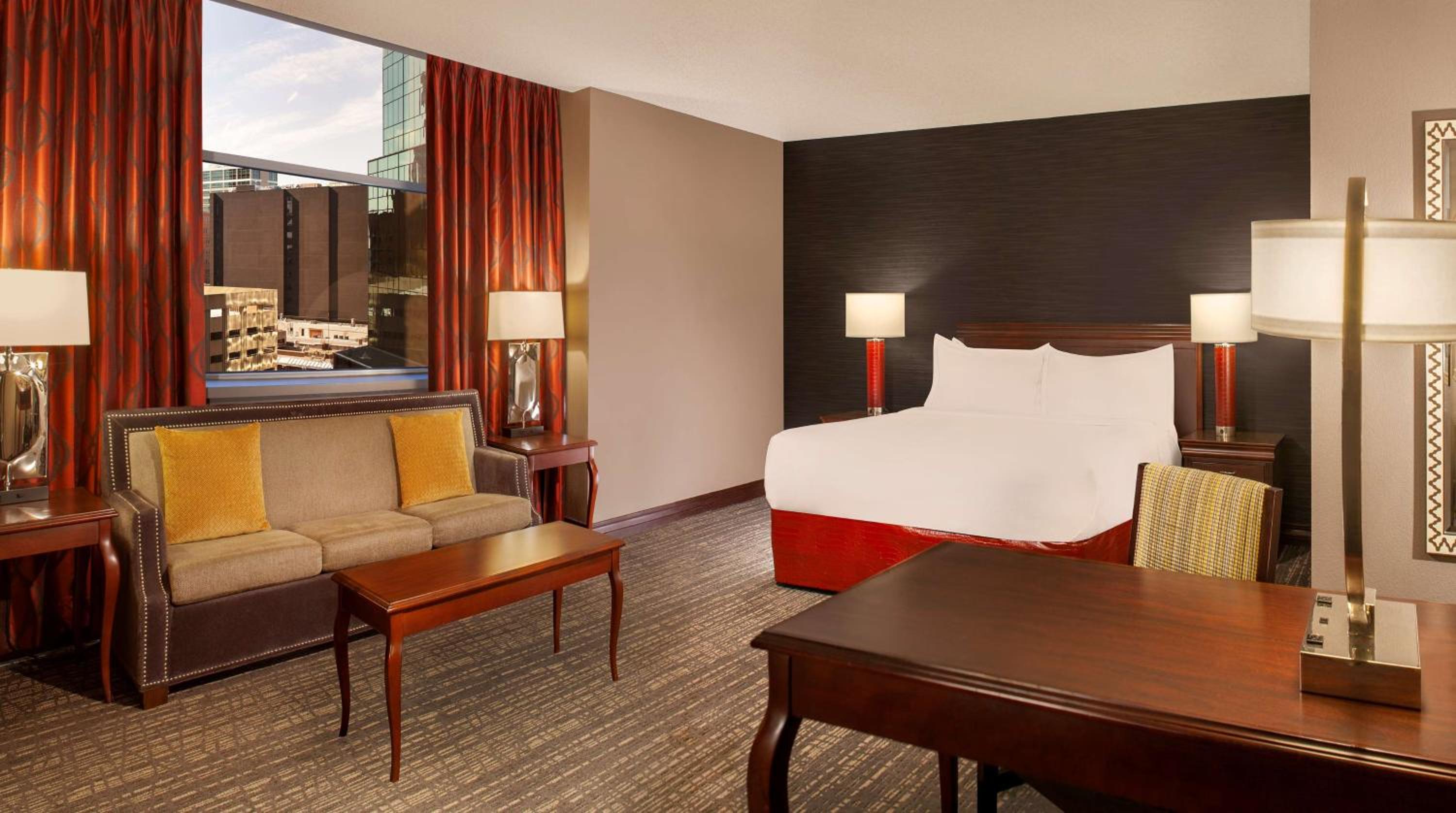 Corner Deluxe King Room with Sofa Bed - Photo 5