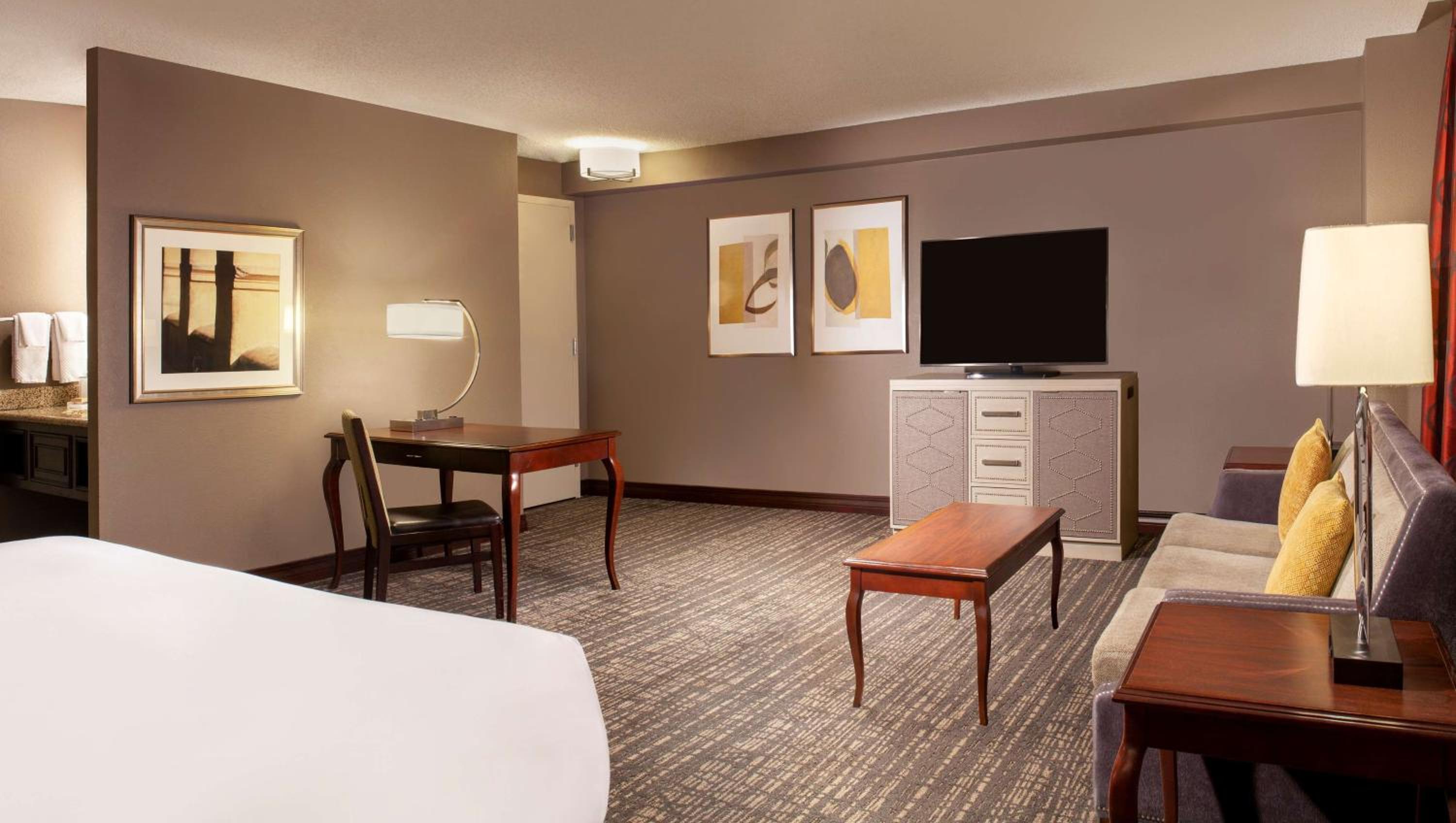 Corner Deluxe King Room with Sofa Bed - Photo 2